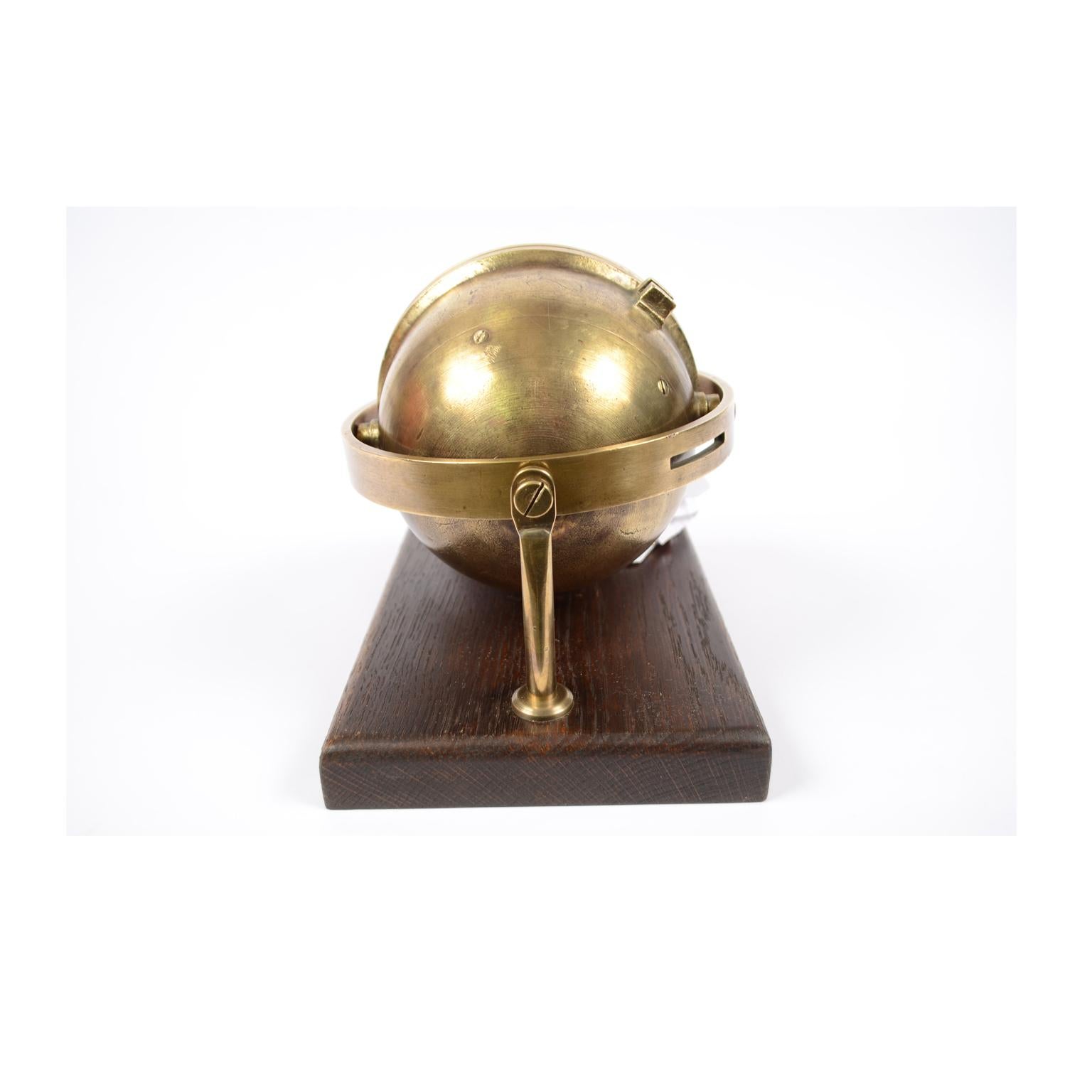 British Compass of the 1940s Brass and Bronze on a Wooden Base In Good Condition In Milan, IT