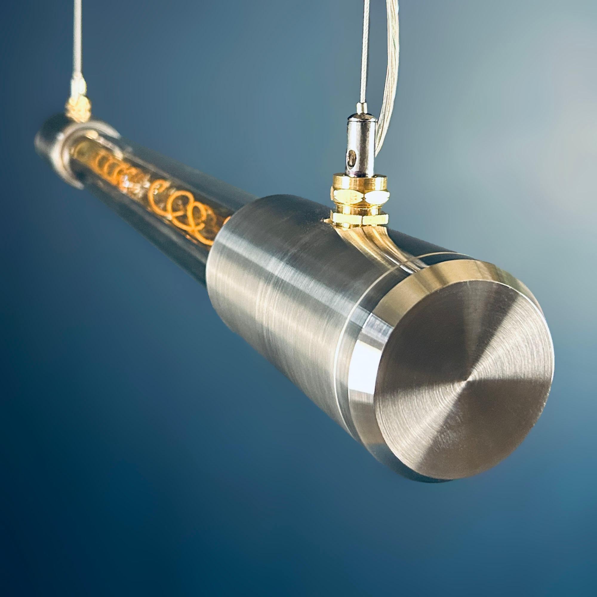 Inglese Lampada a tubo Edison contemporanea in alluminio e vetro borosilicato in vendita