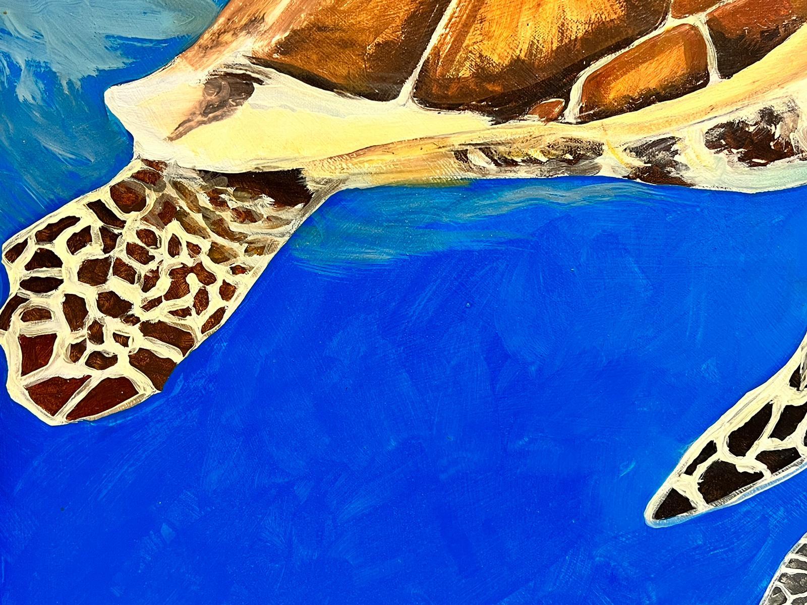 Tortugas marinas nadando en el mar azul Pintura británica contemporánea grande sobre lienzo en venta 1