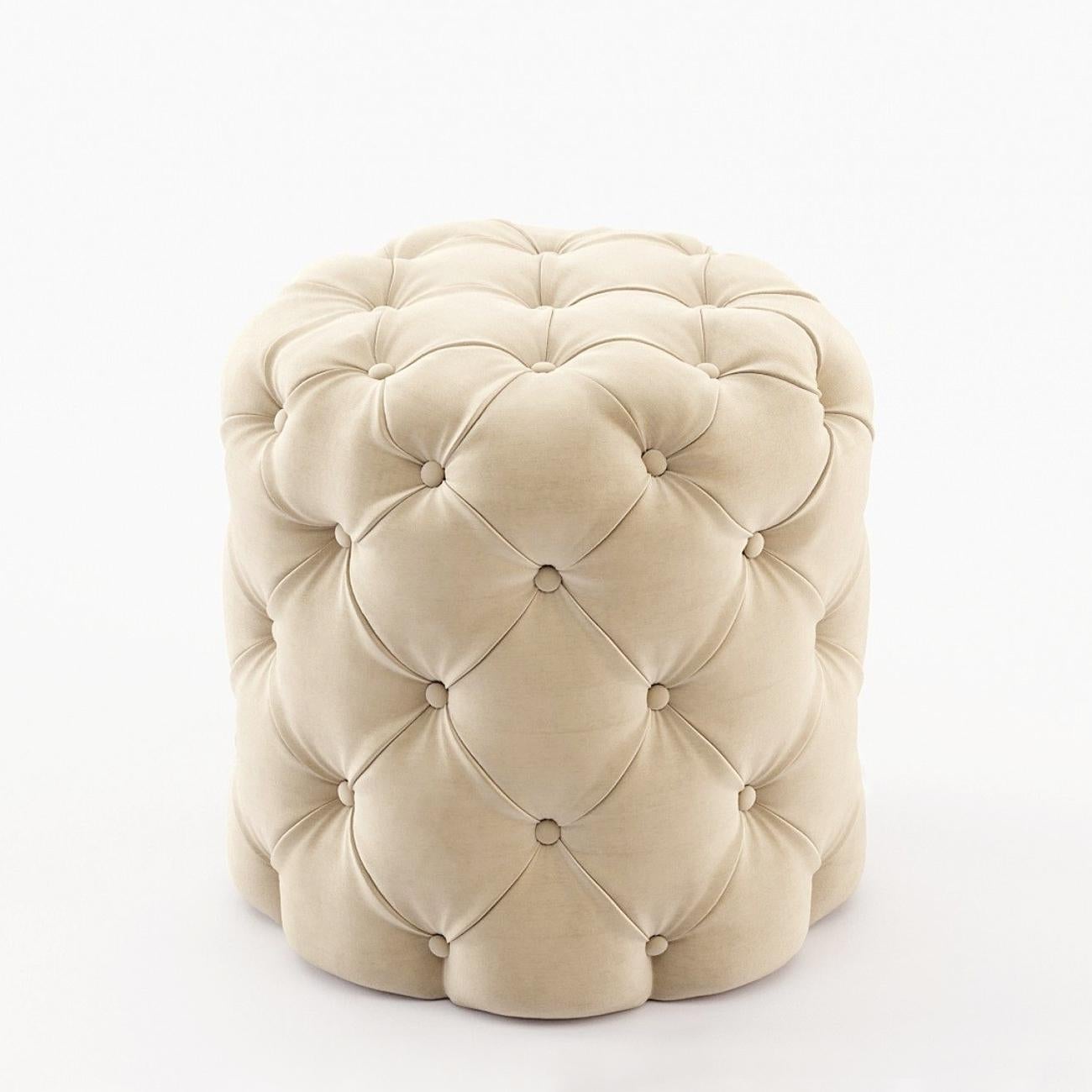 Pouf British Cream upholstered and covered with cream
velvet fabric, capitonated finish with visible buttons.
Also available with other velvet fabrics, on request.