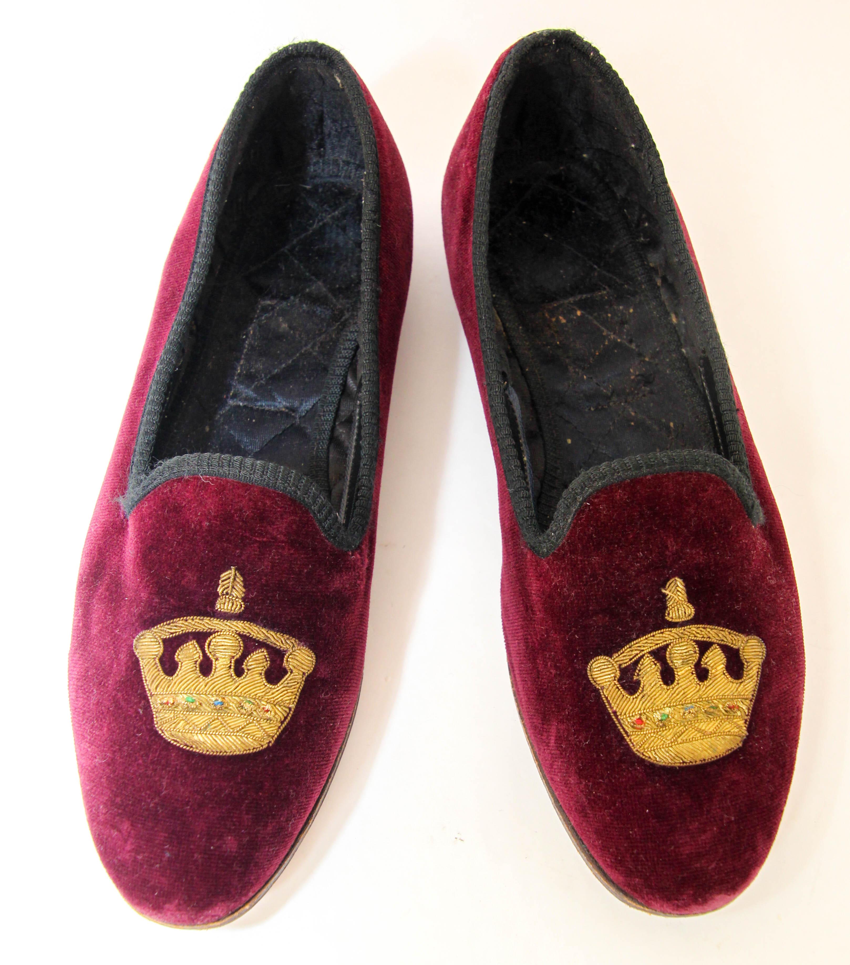 Vintage British crown hand made in England Velvet Slippers Size 6.5.
Unisex luxury hand-made, velvet oxford loafer flats shoes, leather-soled velvet loafers, aristocratically hand embroidered with gold bullion thread royal crown.
The handcrafted
