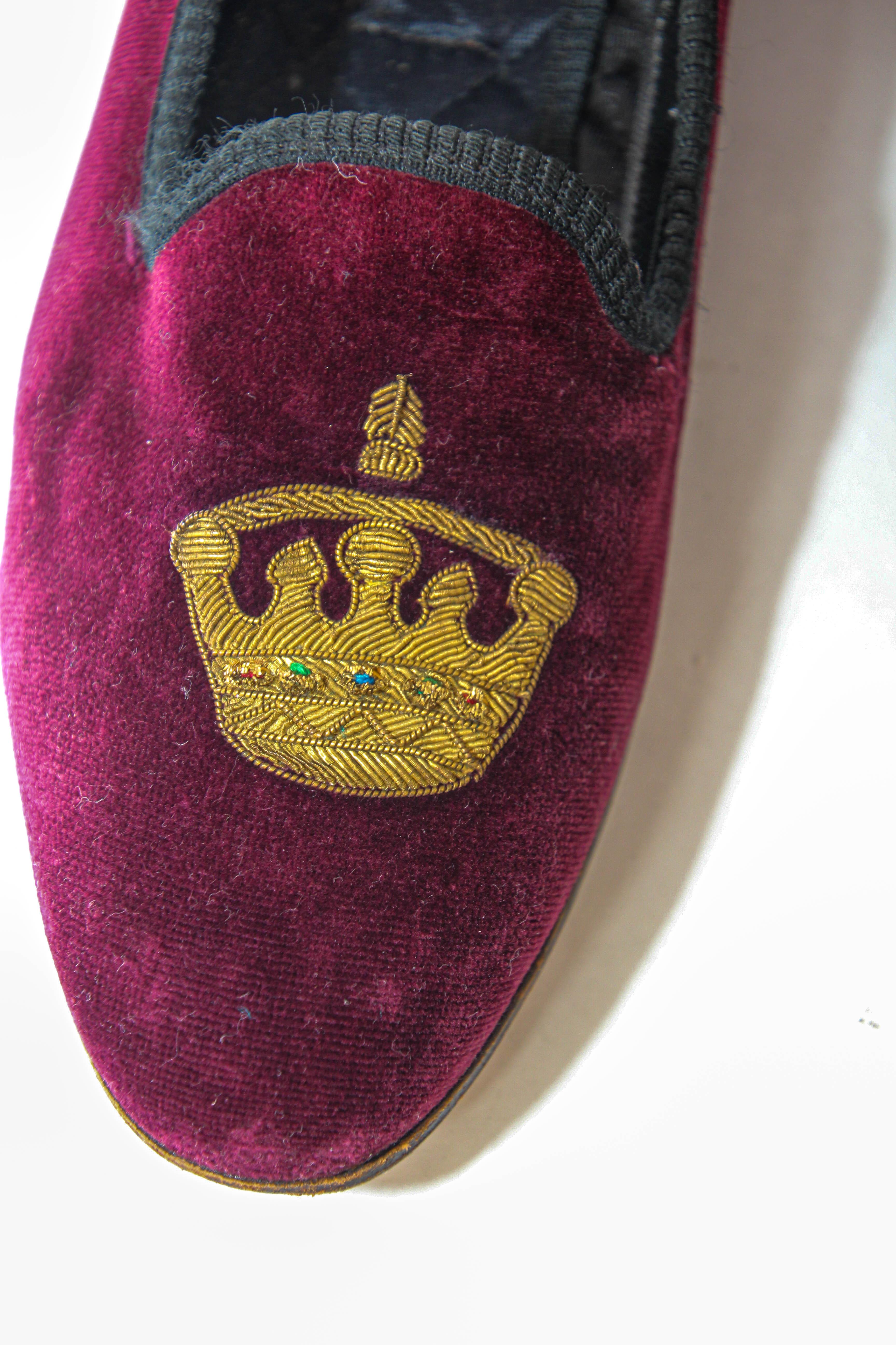Women's or Men's British Crown Embroidery Velvet Burgundy Loafers Slip On Size 6.5 For Sale