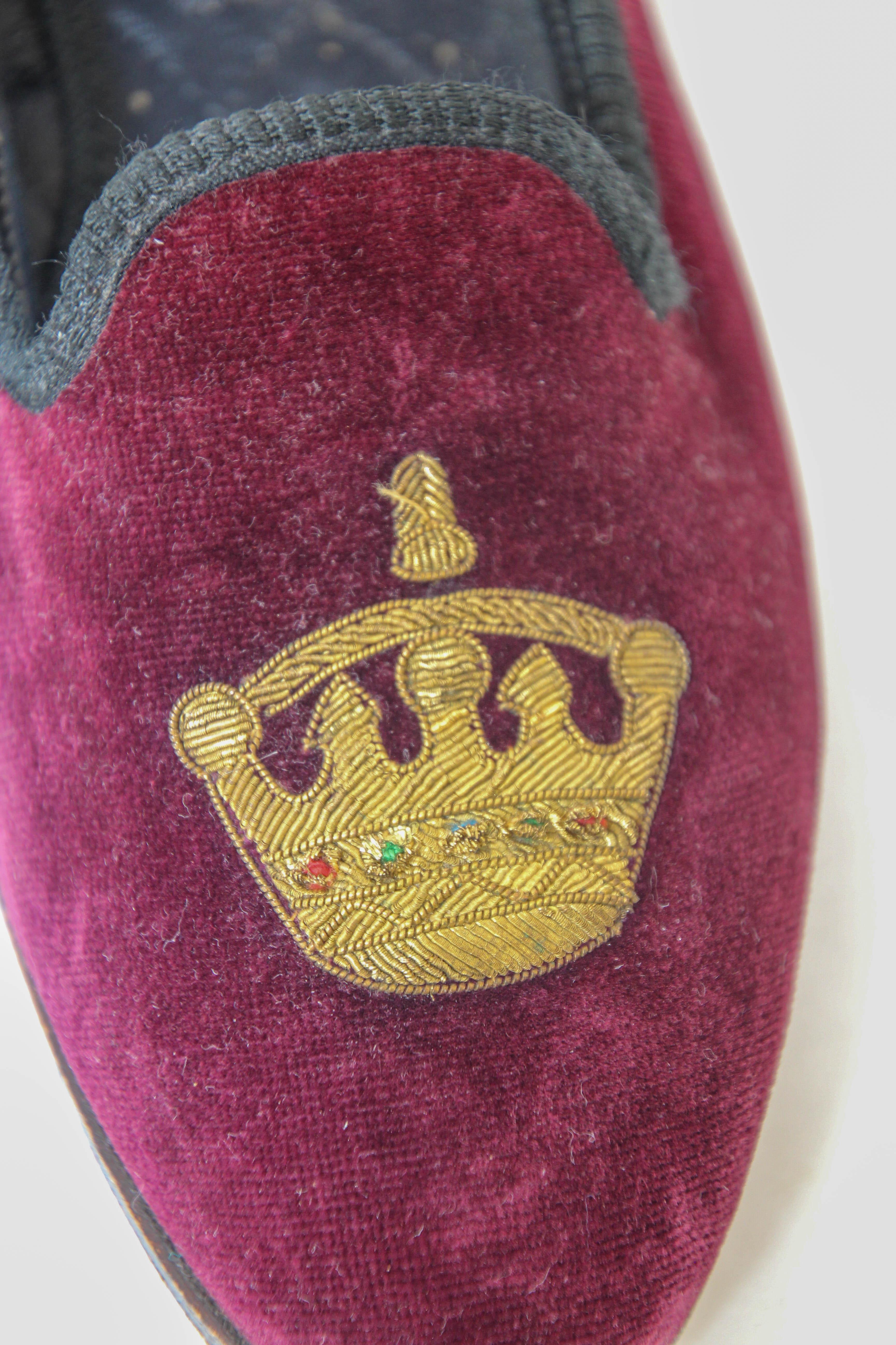 British Crown Embroidery Velvet Burgundy Loafers Slip On Size 6.5 For Sale 2