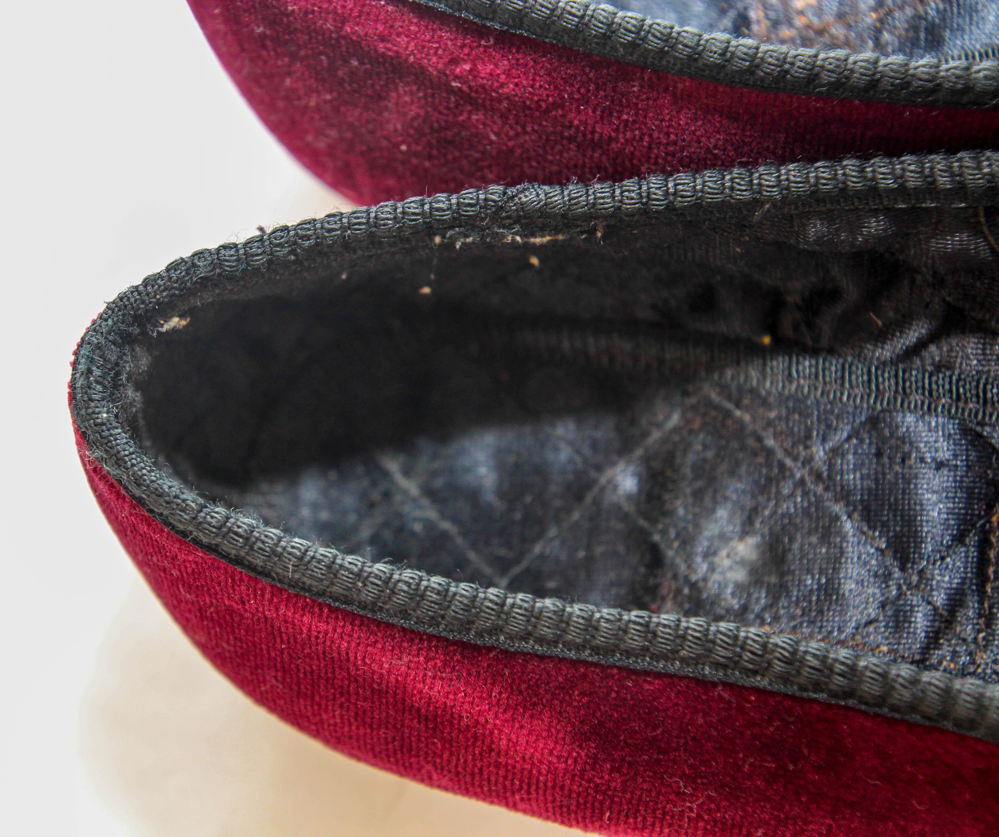 British Crown Embroidery Velvet Burgundy Loafers Slip On Size 6.5 en vente 4