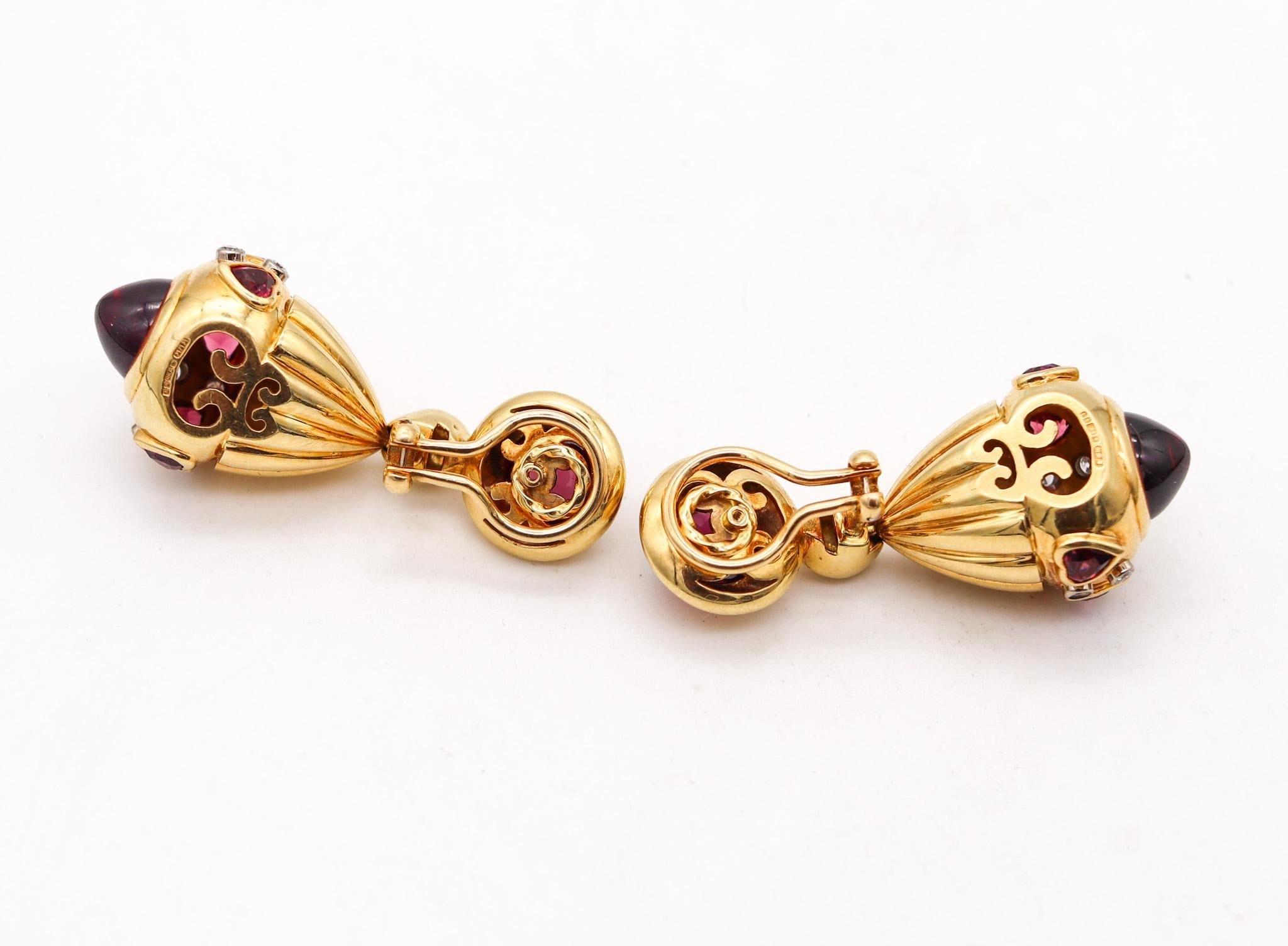 Orecchini pendenti British in oro 18Kt con diamanti e rodolite da 17,46 Ctw In condizioni ottime in vendita a Miami, FL