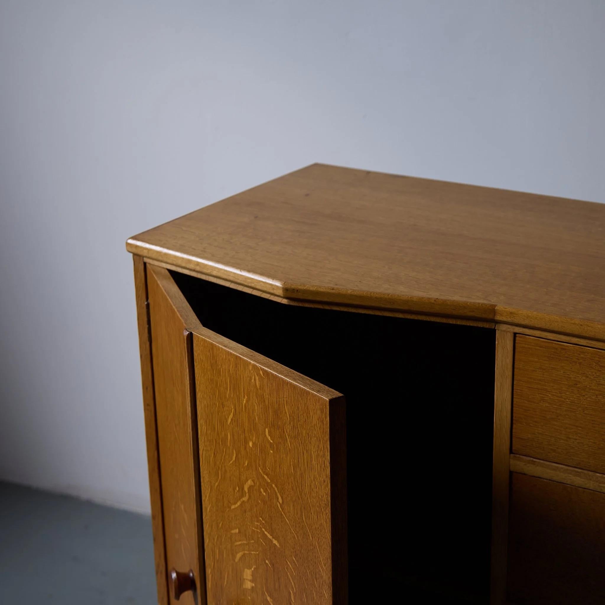 Sfaccettato Credenza British Deco, anni '50 in vendita