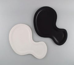 Britisches britisches Design, fünf große Freiformteller aus glasiertem Porzellan, spätes 20. Jahrhundert