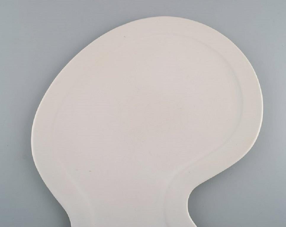 Organic Modern British Design, Four Large Freeform Plates in Glazed Porcelain, Late 20th C For Sale