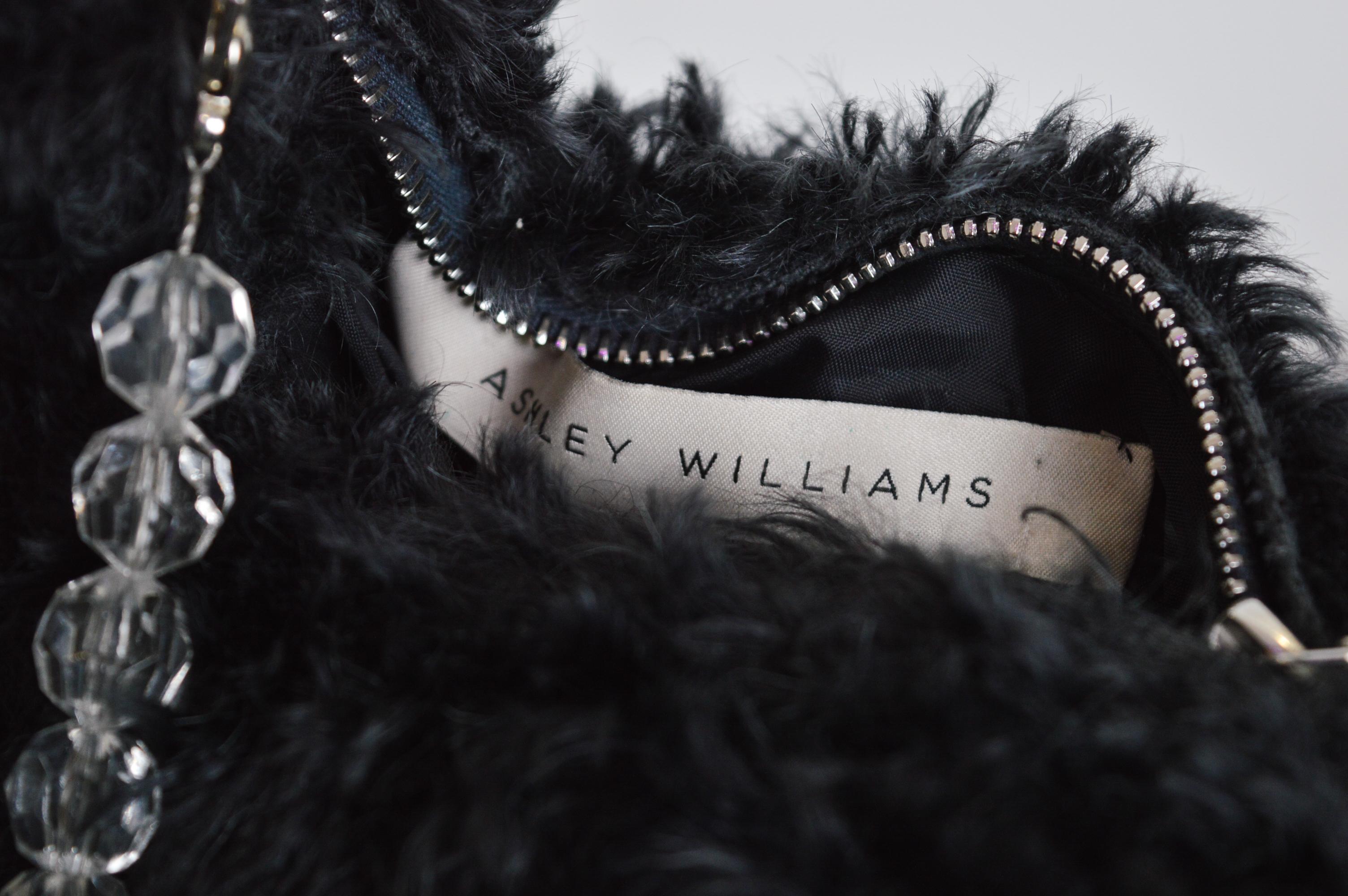 Britische britische Designerin Ashley Williams 'Claudia' Mohair-Minitasche mit Teddy-Hunde aus Mohair, Neuheit im Angebot 6