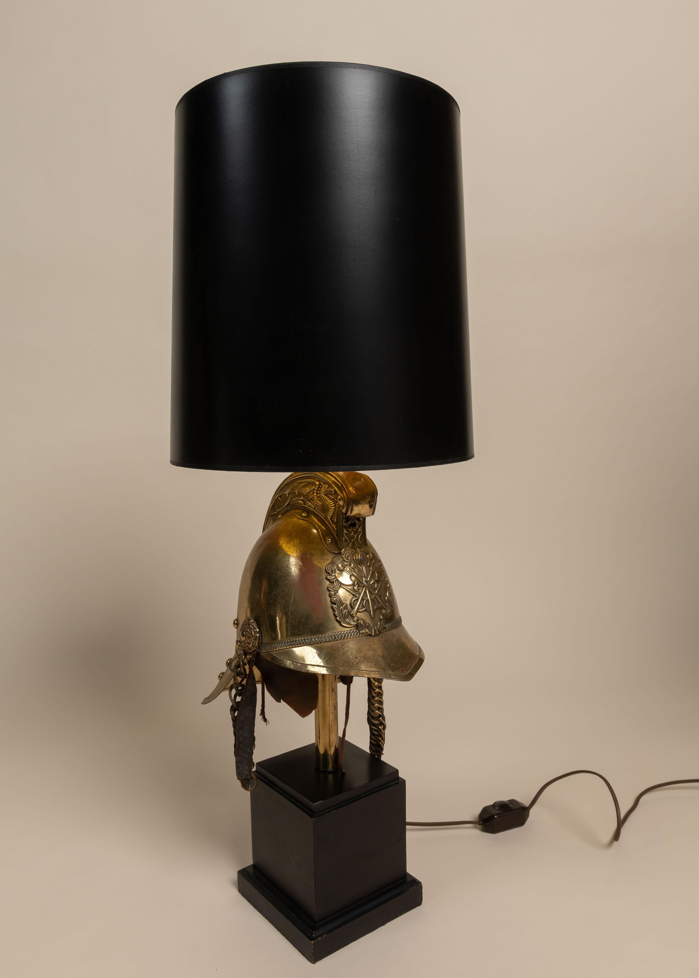 Anglais Lampe casquée de la brigade des pompiers britanniques en laiton sur Wood, Angleterre en vente