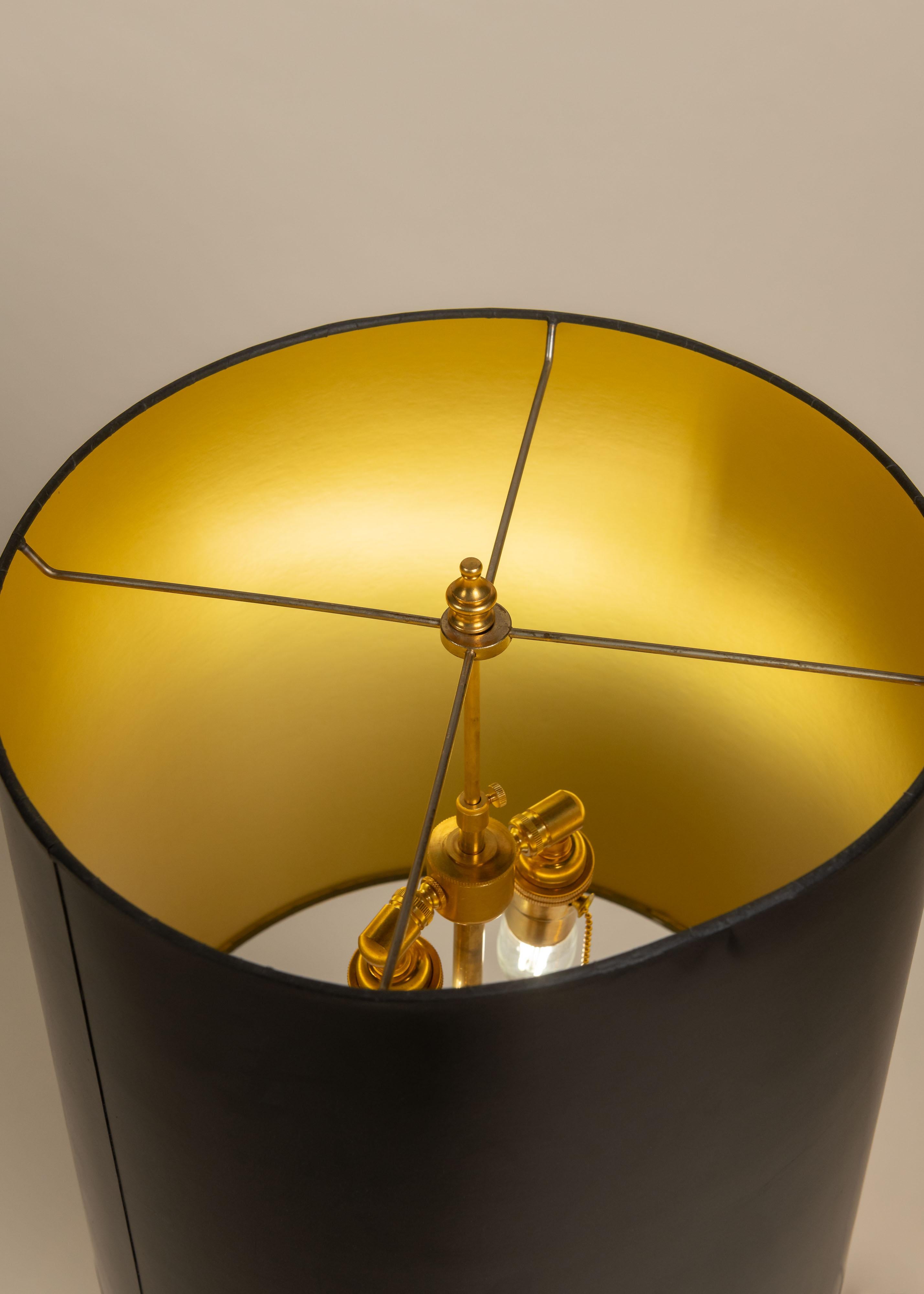 Lampe casquée de la brigade des pompiers britanniques en laiton sur Wood, Angleterre Bon état - En vente à San Francisco, CA