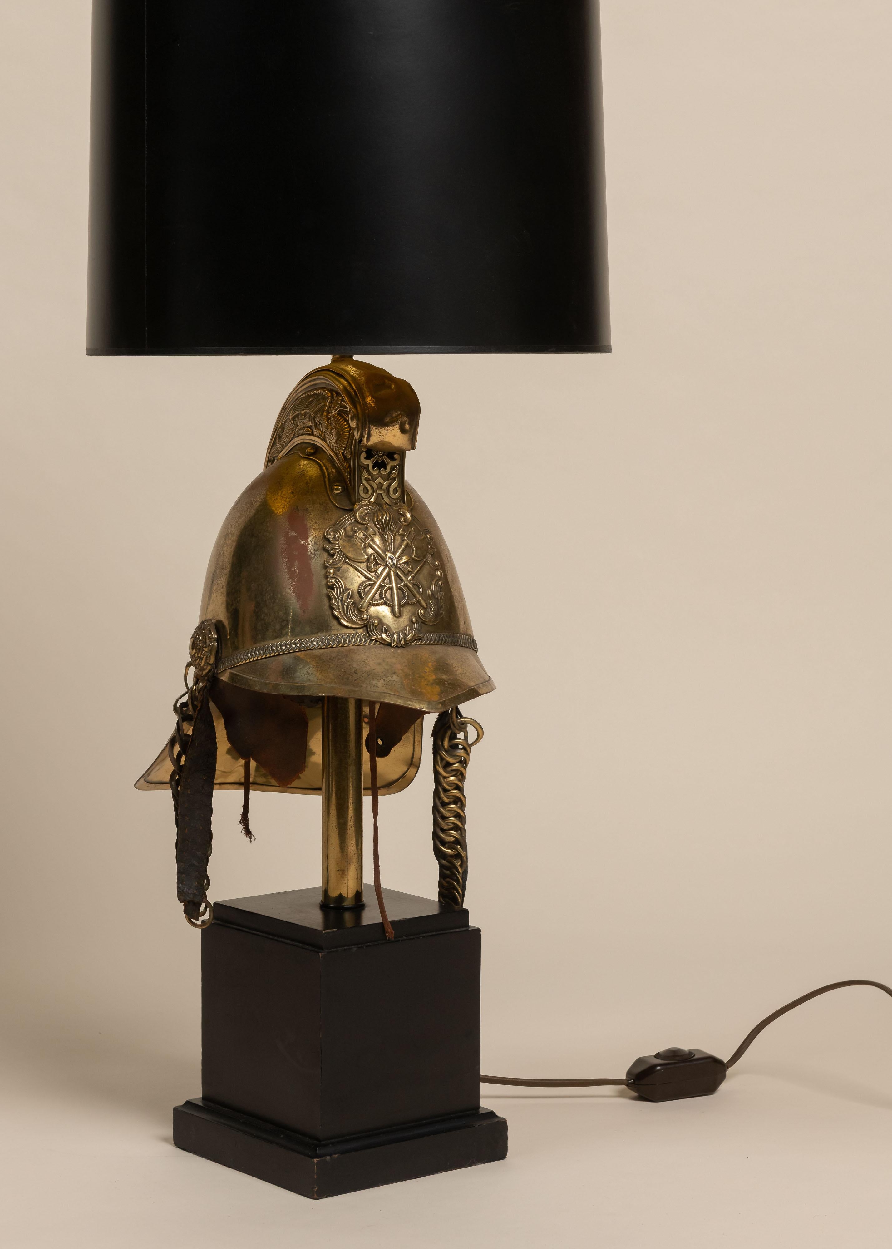 Laiton Lampe casquée de la brigade des pompiers britanniques en laiton sur Wood, Angleterre en vente