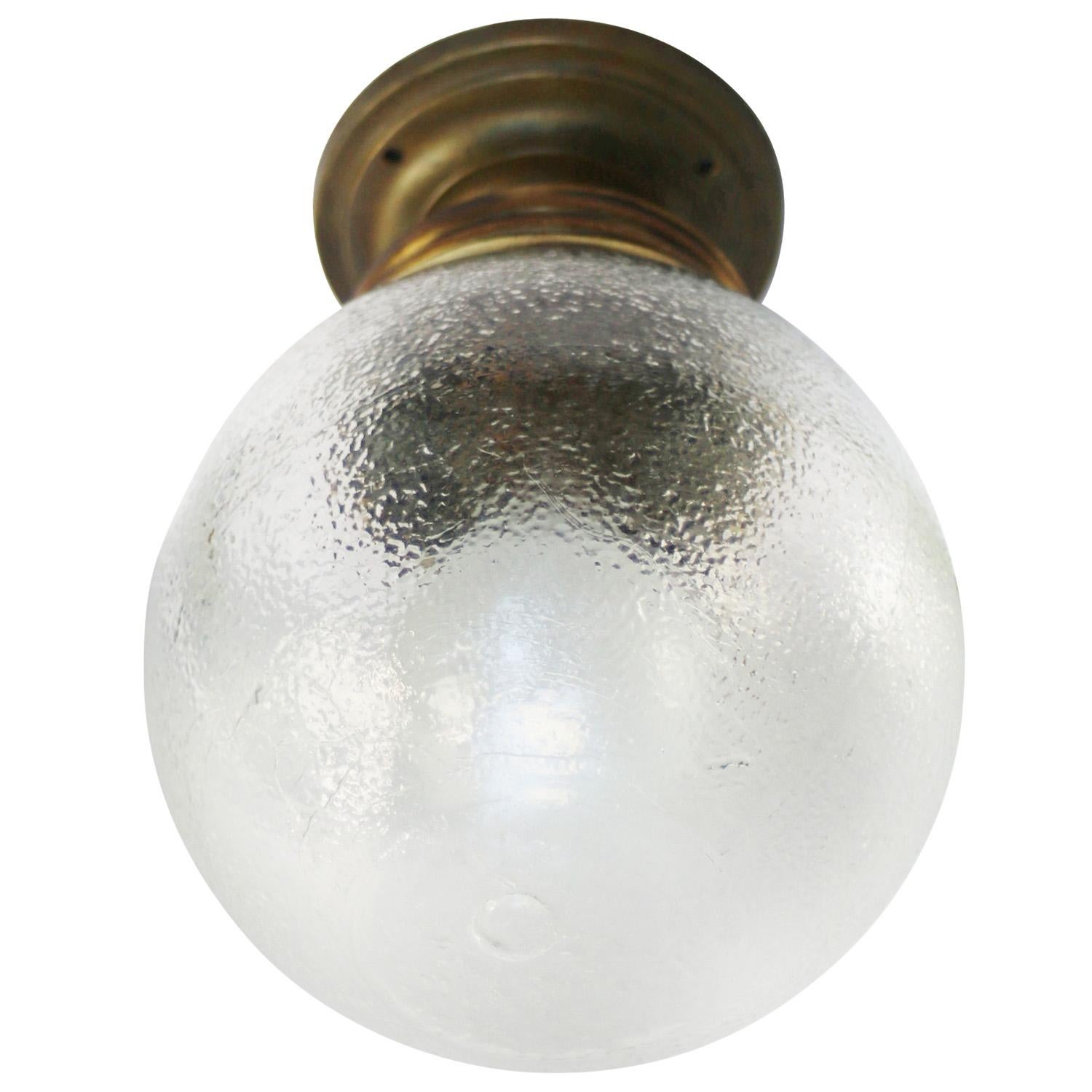 Empotrable británico de cristal transparente.
Portabombillas de metal con soporte de cristal de latón.
Vidrio esmerilado con muchas líneas e irregularidades

Placa de latón para techo / pared : diámetro 10 cm / 3,94 pulgadas

Peso: 0,90 kg / 2