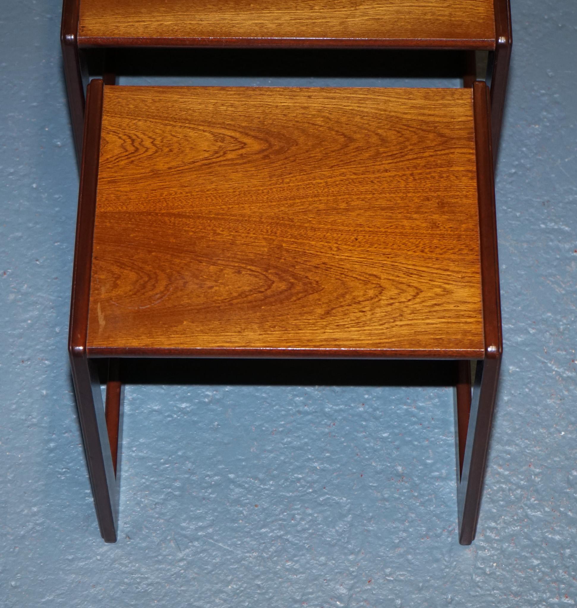British BRITISH G PLAN MID CENTURY HARDWOOD TEAK NESTING TABLES SLEEK MINiMALIST For Sale