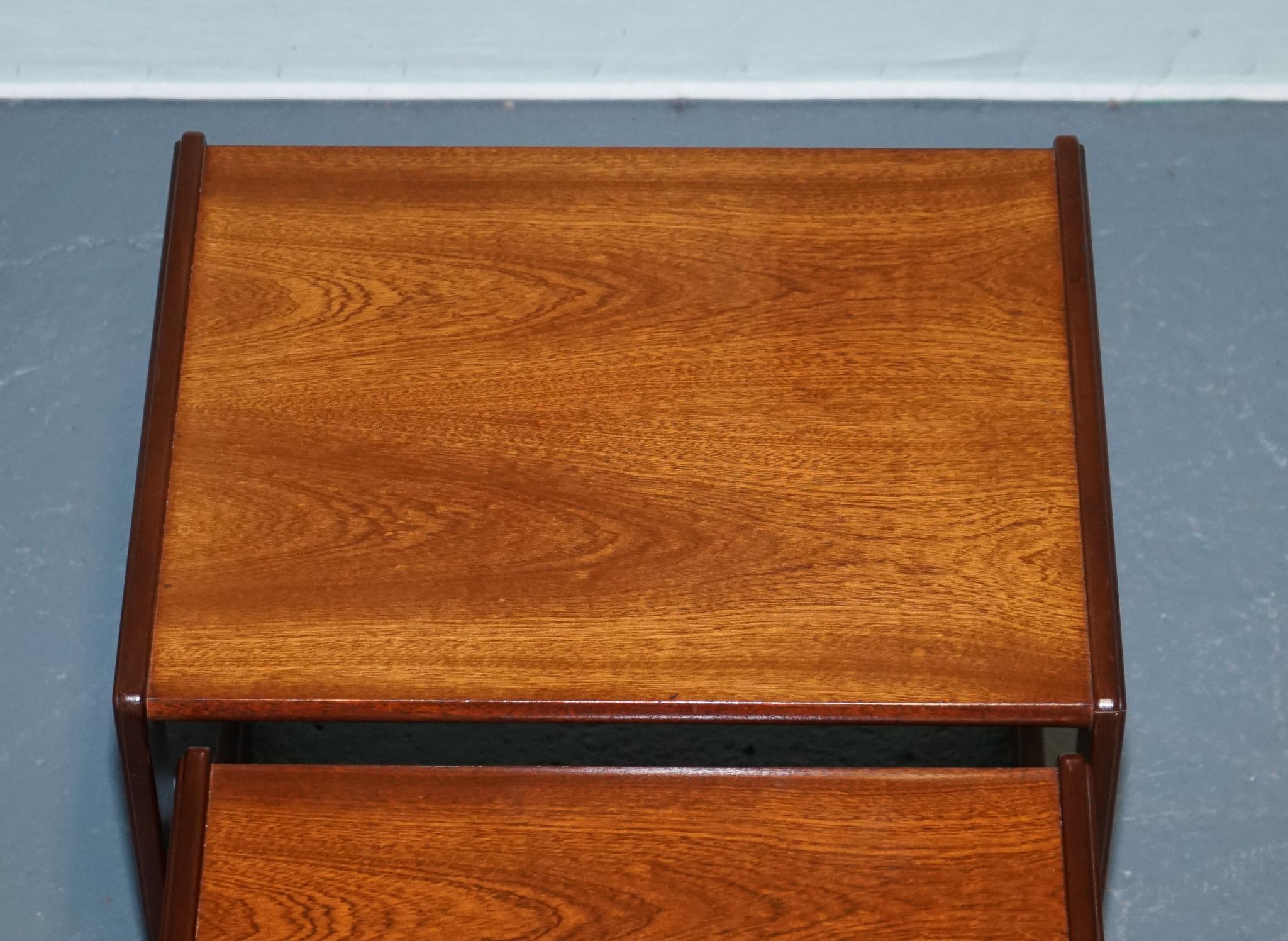 BRITISH G PLAN MID CENTURY HARDWOOD TEAK NESTING TABLES SLEEK MINiMALIST In Good Condition For Sale In Pulborough, GB