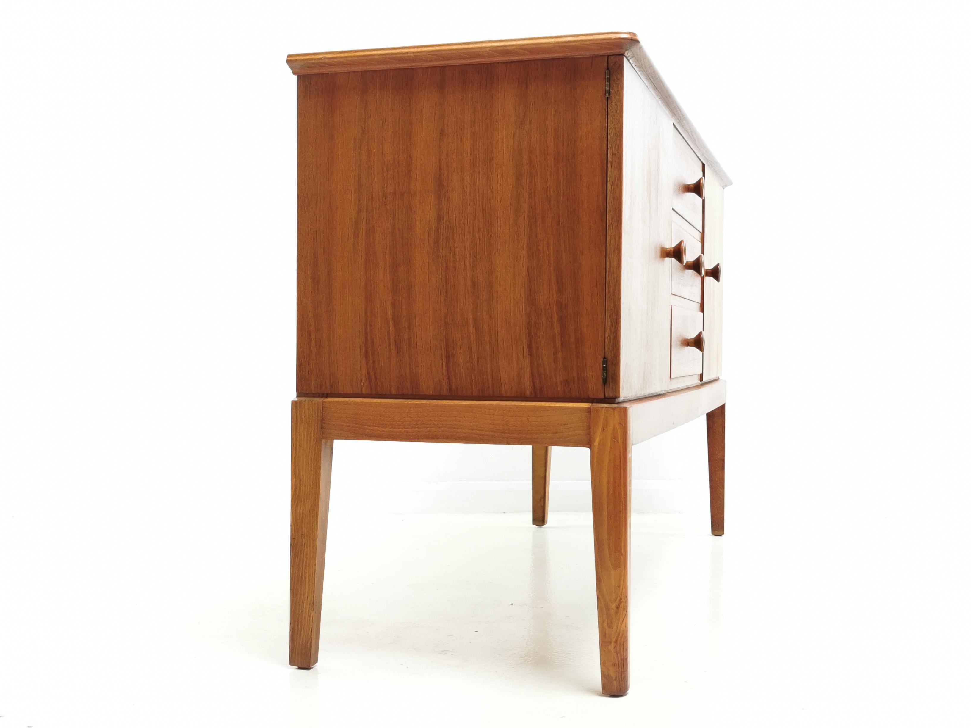 Gordon Russell midcentury sideboard

A British sideboard by Gordon Russell of Broadway and retailed through Heal's of London.

As with all Gordon Russell furniture of this period it is made to the highest standard and is of exceptional quality.