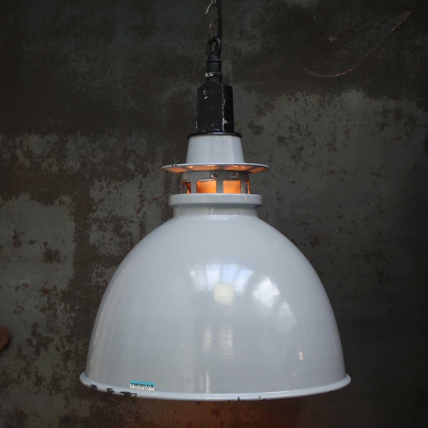 Lampada a sospensione vintage industriale inglese di Thorlux
Smalto grigio con interno bianco.
Piano in metallo nero

Peso: 3,30 kg / 7,3 lb

Prezzo per singolo articolo. Tutte le lampade sono state rese idonee dagli standard internazionali per le