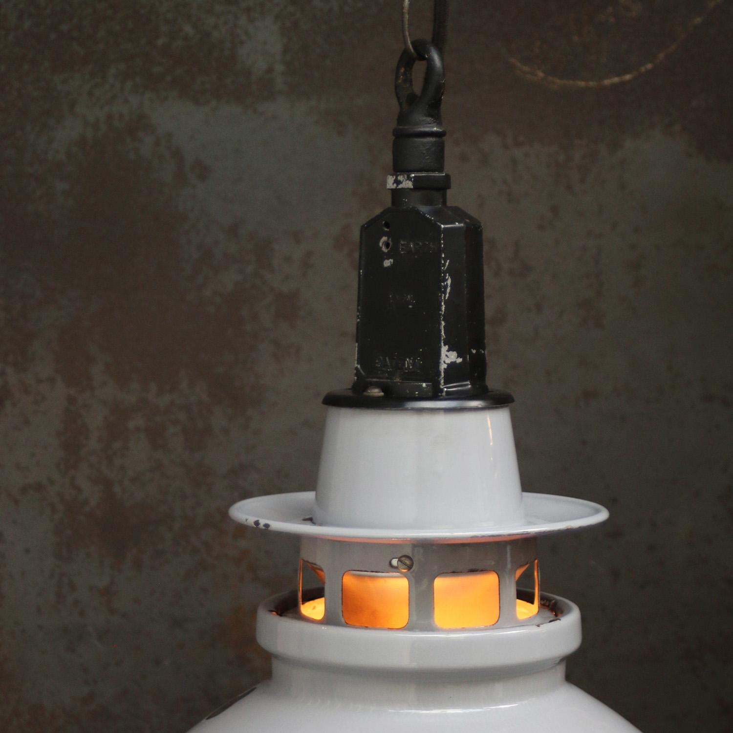 Industriale Lampadario a sospensione industriale vintage in smalto grigio britannico di Thorlux in vendita