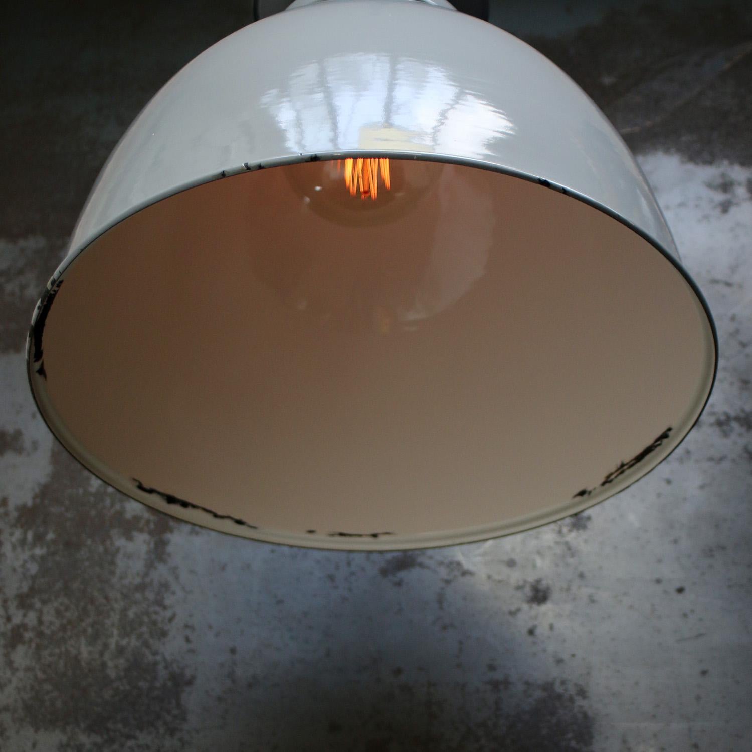 Lampadario a sospensione industriale vintage in smalto grigio britannico di Thorlux In condizioni buone in vendita a Amsterdam, NL
