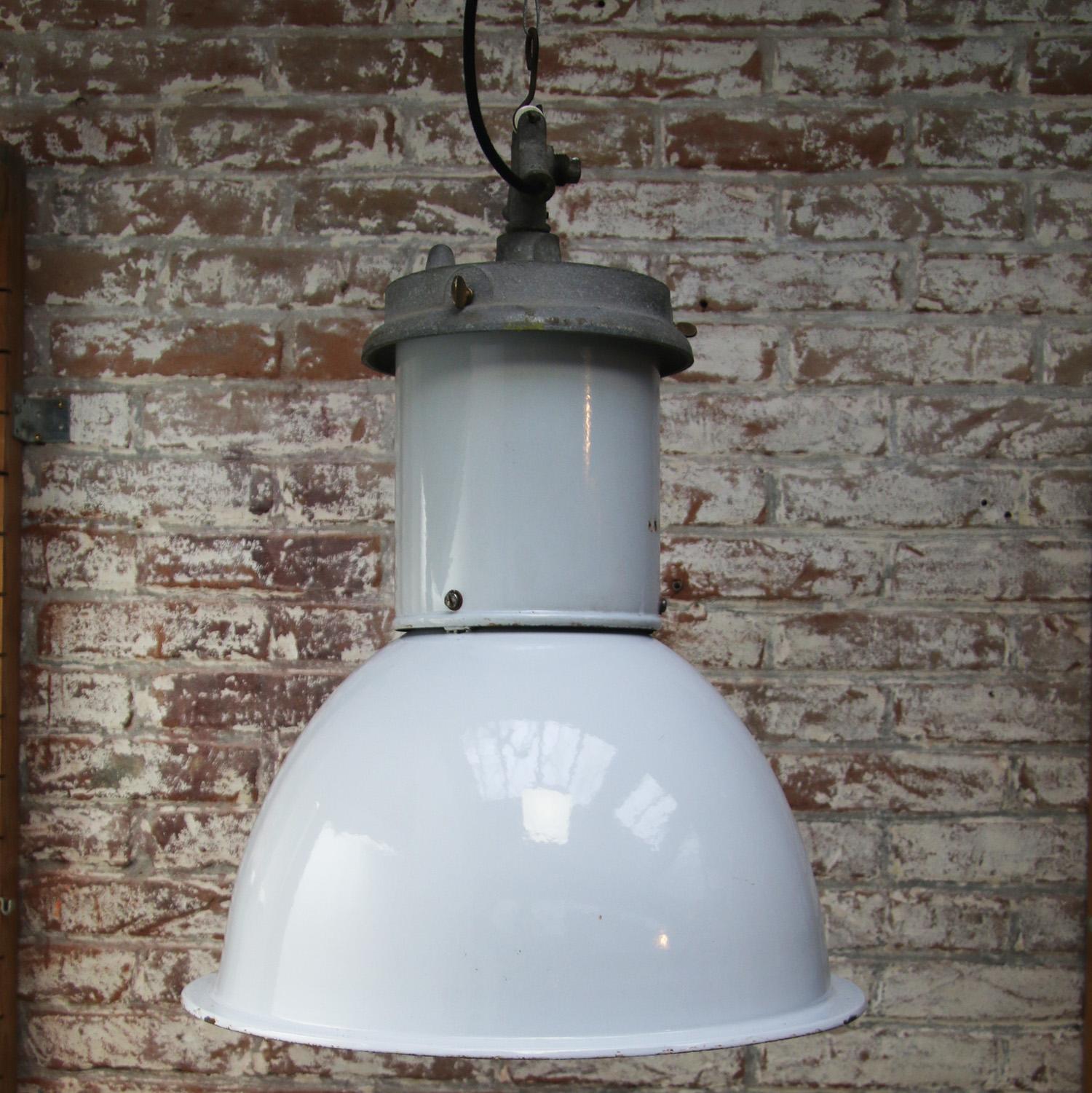 British Gray Enamel Vintage Industrial Pedant Light In Good Condition For Sale In Amsterdam, NL