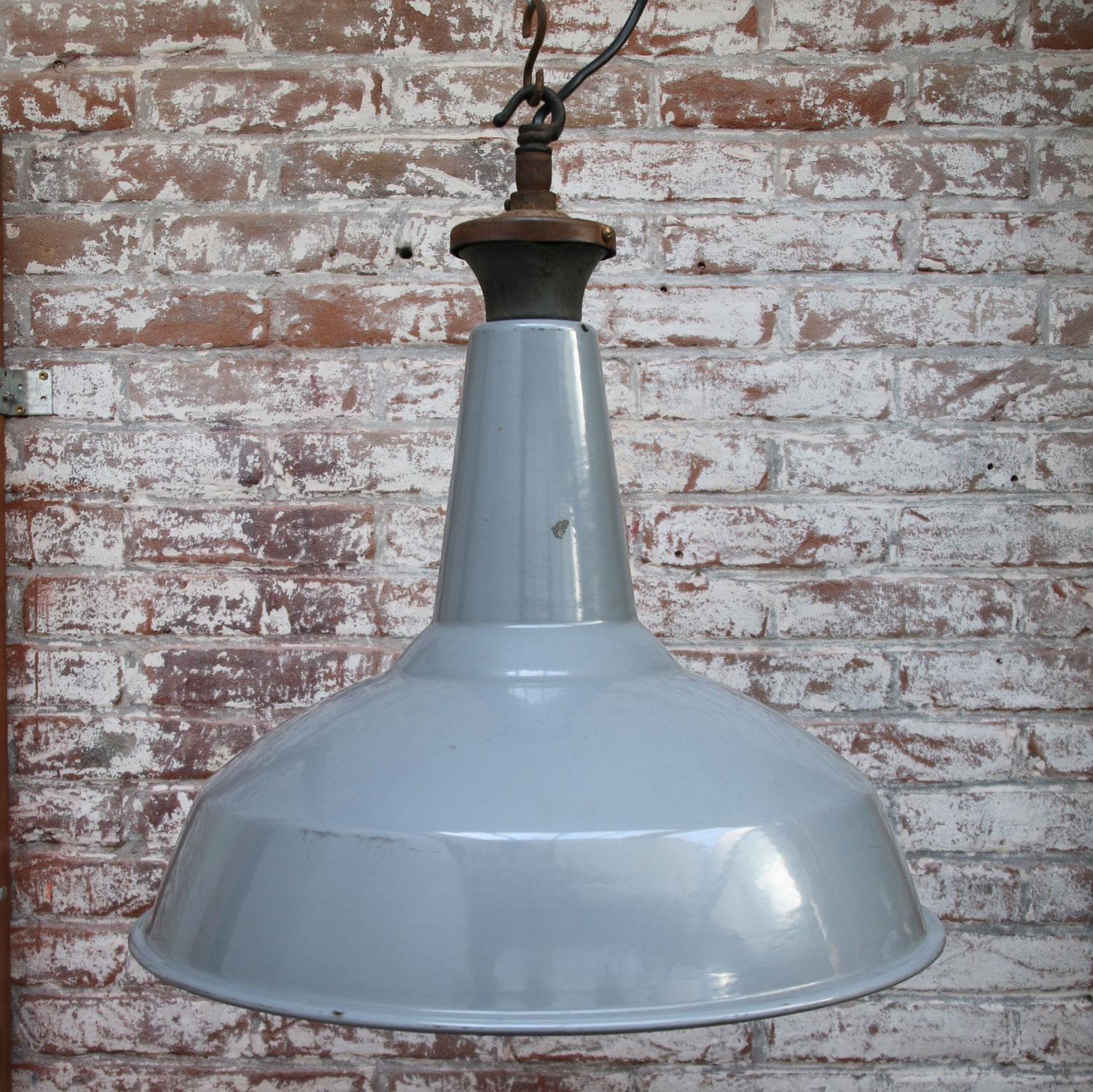 British Gray Enamel Vintage Industrial Pendant Lamp In Good Condition For Sale In Amsterdam, NL