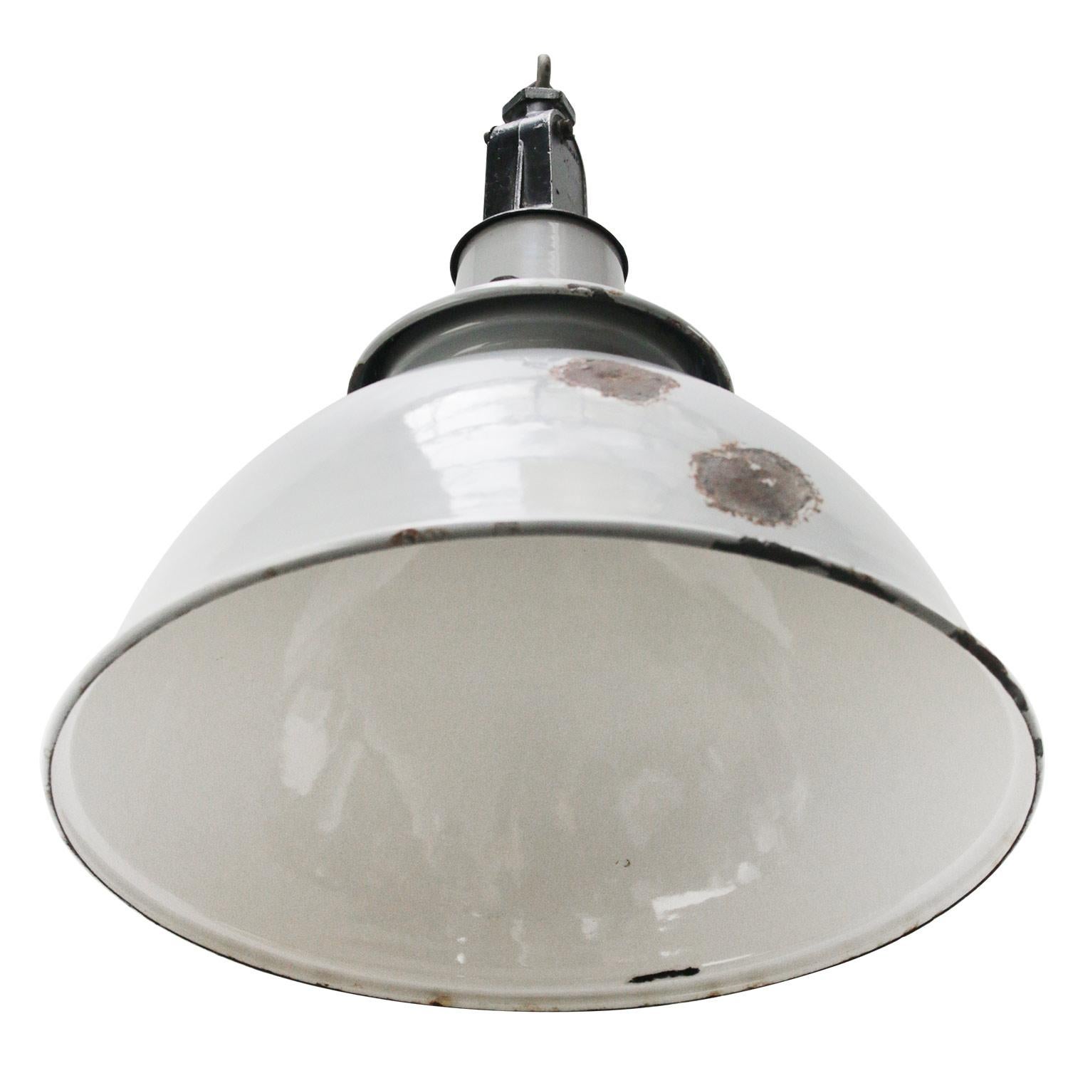 Industriel Lampes à suspension industrielles britanniques vintage en émail gris par Benjamin UK en vente