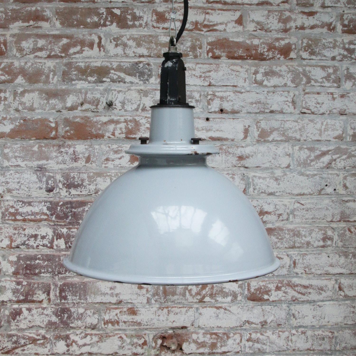 Moulage Lampes à suspension industrielles britanniques vintage en émail gris par Benjamin UK en vente