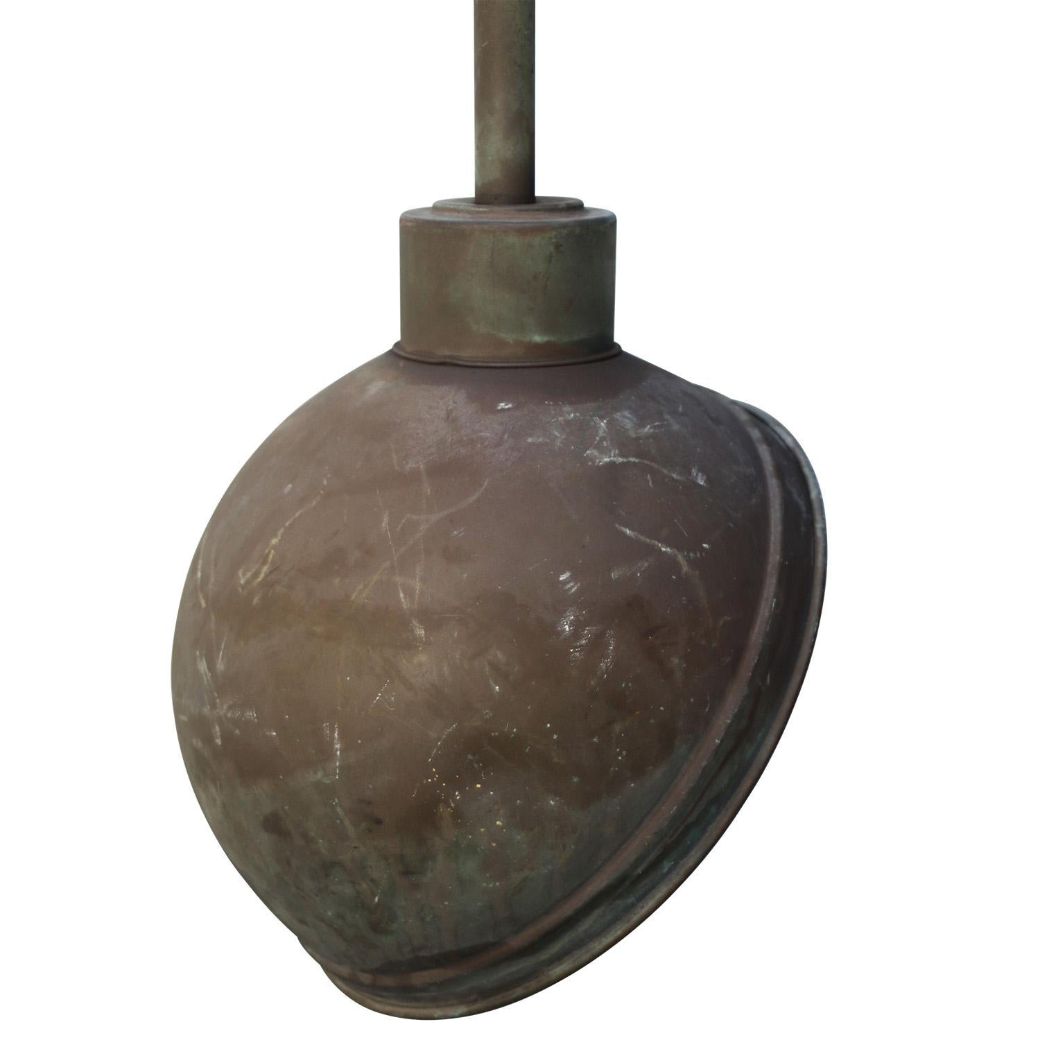 Vintage British Kupfer Wandleuchte
Grüner Kupferarm und Schirm

Durchmesser Messing-Wandhalterung: 12 cm / 4.7