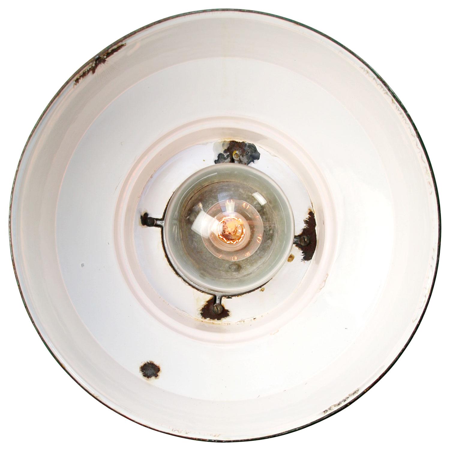 Moulage Lampe à suspension industrielle britannique vintage en verre transparent et émail vert en fonte en vente