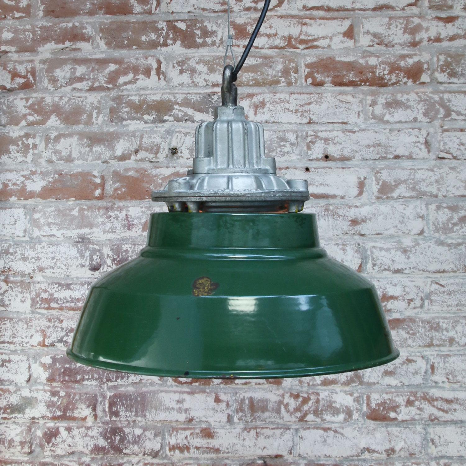 Lampe à suspension industrielle britannique vintage en verre transparent et émail vert en fonte Bon état - En vente à Amsterdam, NL