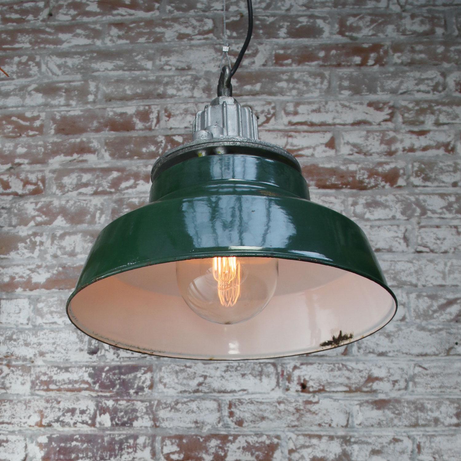 20ième siècle Lampe à suspension industrielle britannique vintage en verre transparent et émail vert en fonte en vente