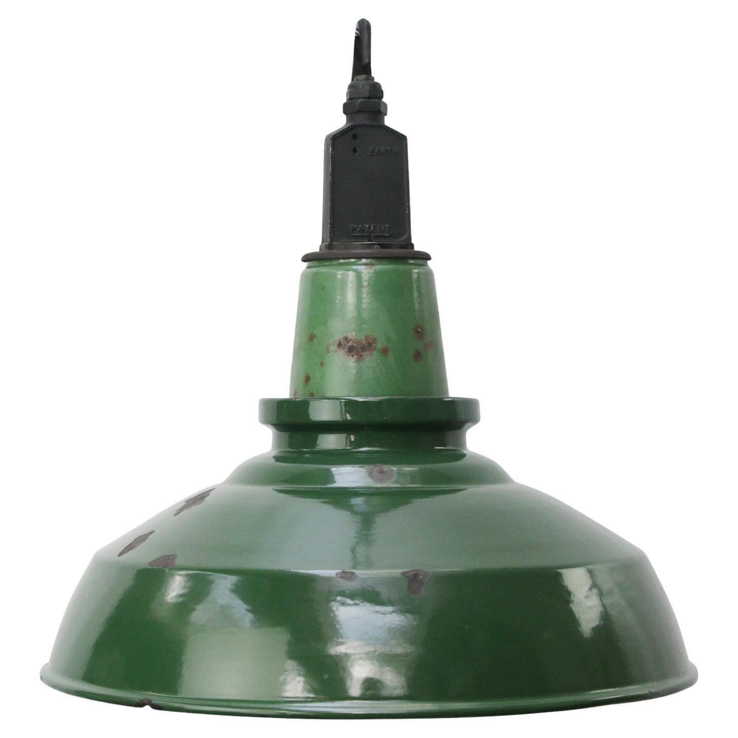 Lampe à suspension industrielle britannique vintage en émail vert en vente