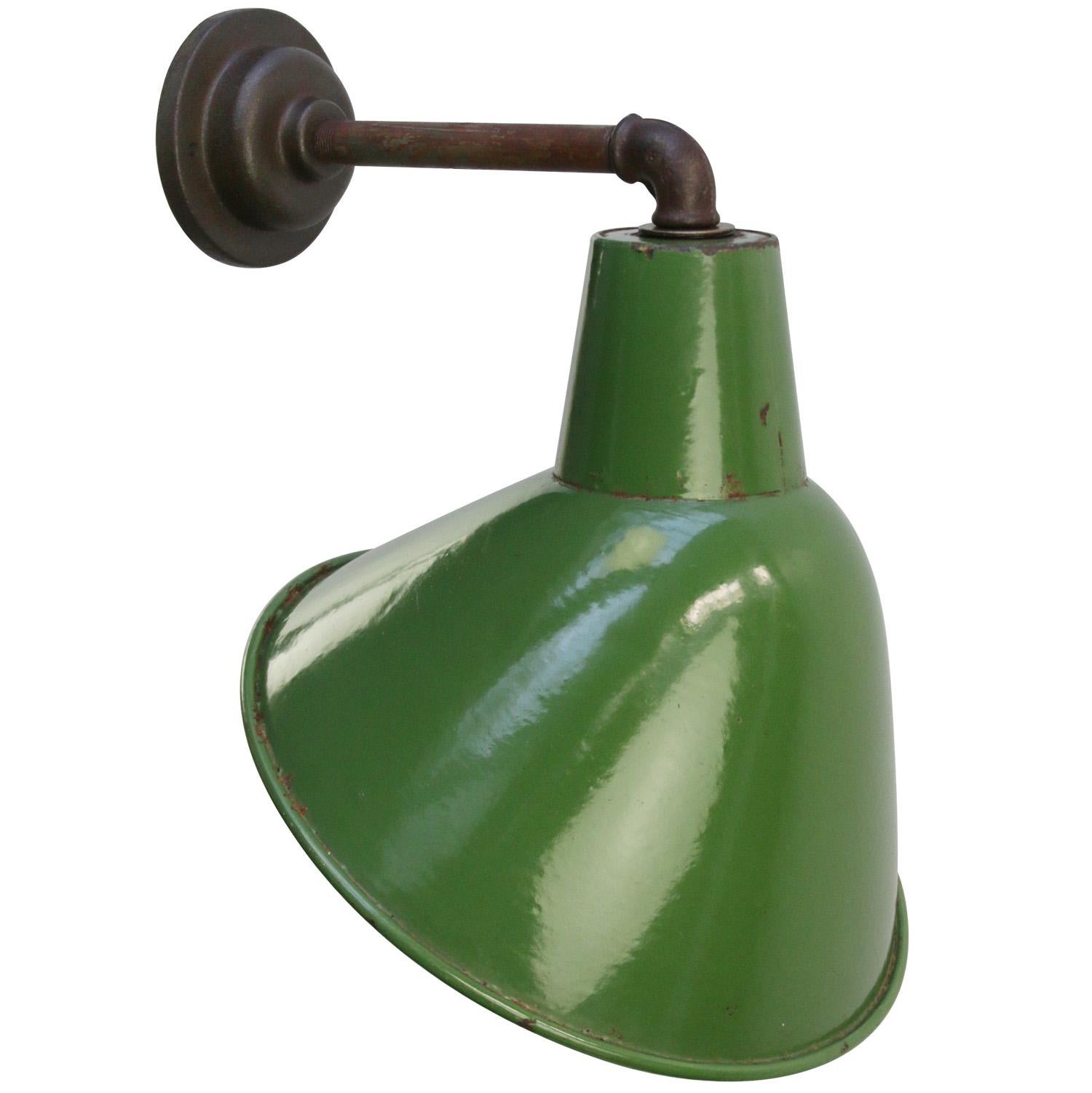 British factory wall light
Green enamel, white interior

diameter cast iron wall piece: 10 cm, 2 holes to secure

E27/E26

Weight: 1.80 kg / 4 lb

Priced per individual item. All lamps have been made suitable by international standards for