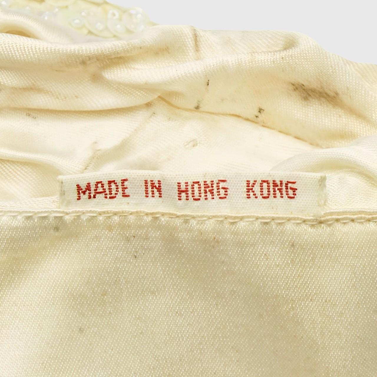 British Hong Kong Cream Handbag with Iridescent Cream Sequins and White Beads For Sale 2