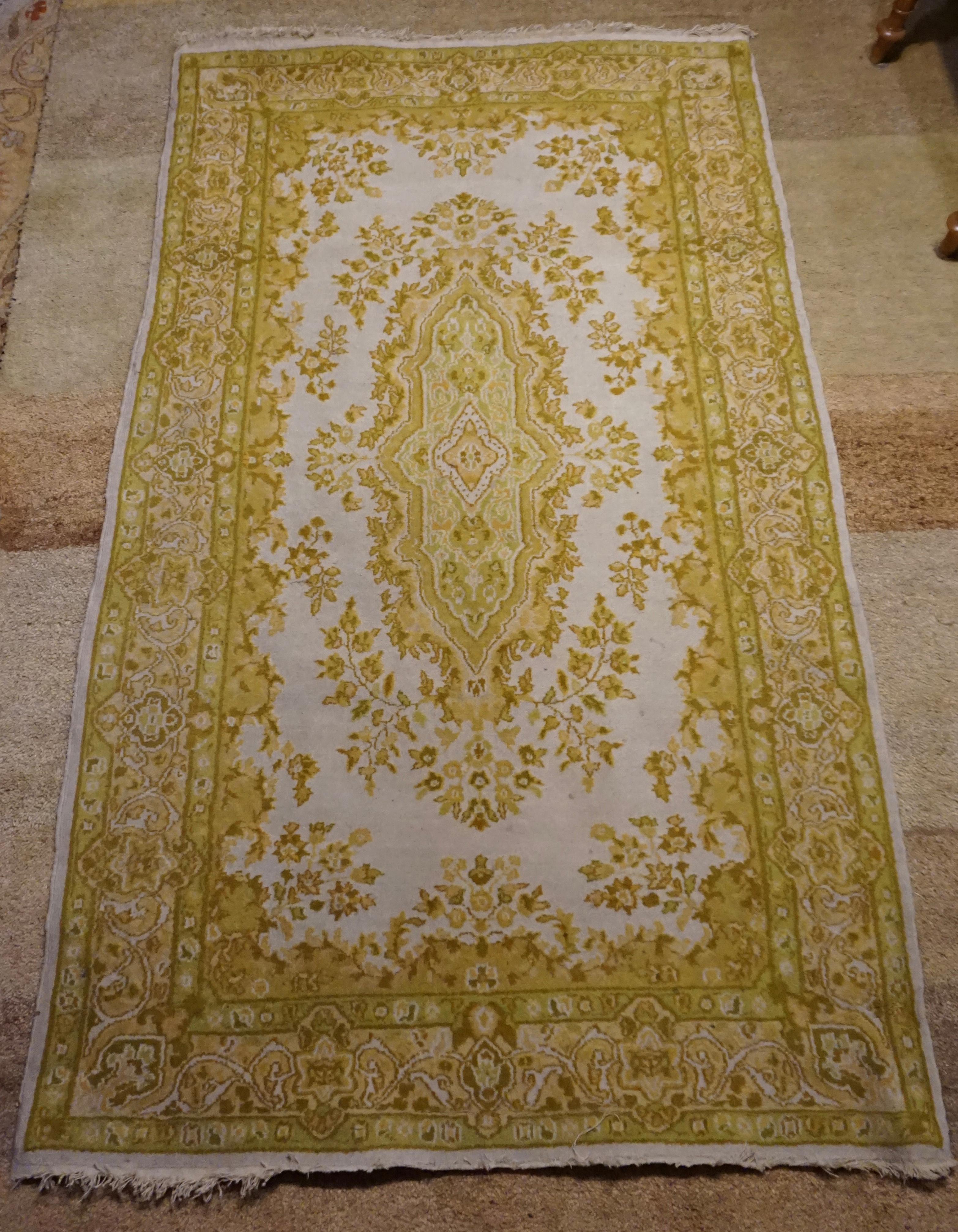 Britischer, handgeknüpfter Kashan-Wollteppich in Kaschmir-Mossgrün in einem einzigartigen Farbton, Britisch-Indien (Handgeknüpft) im Angebot