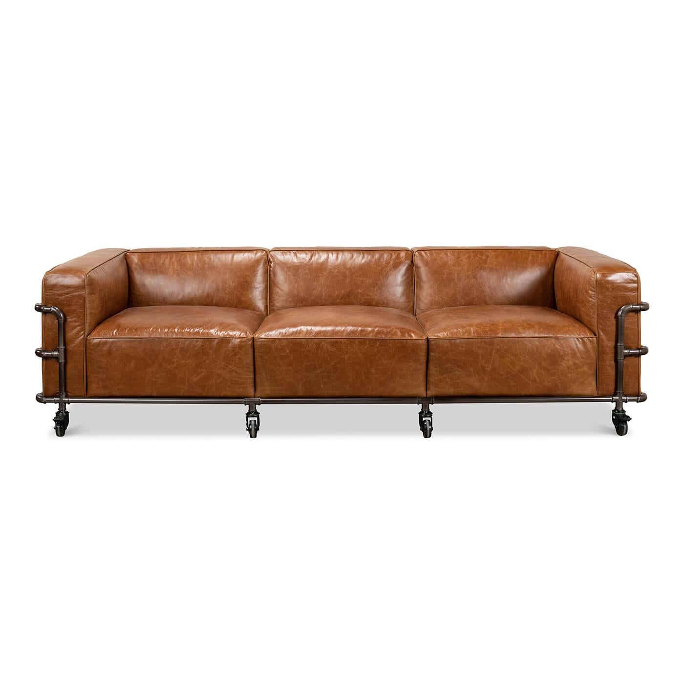 Ein modernes britisches Dreiersofa im Industrial-Stil, mit einem Industrial-Außenrahmen und großen Industrial-Rädern. Das Sofa ist mit hochwertigem braunem Anilinleder im Vintage-Stil gepolstert. 

Abmessungen: 102