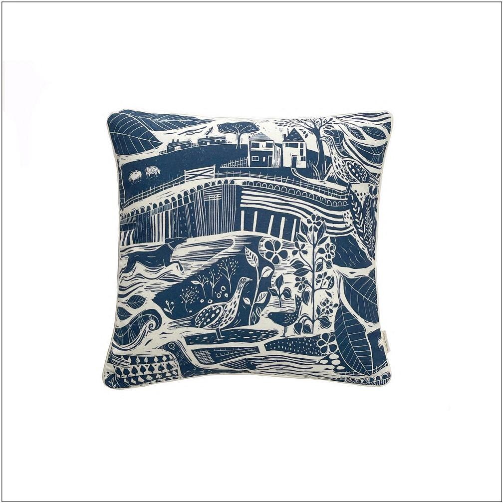 British Inspired English Countryside Motif in Cream and Blue 20x20 Pillow Cover In New Condition In Scottsdale, AZ