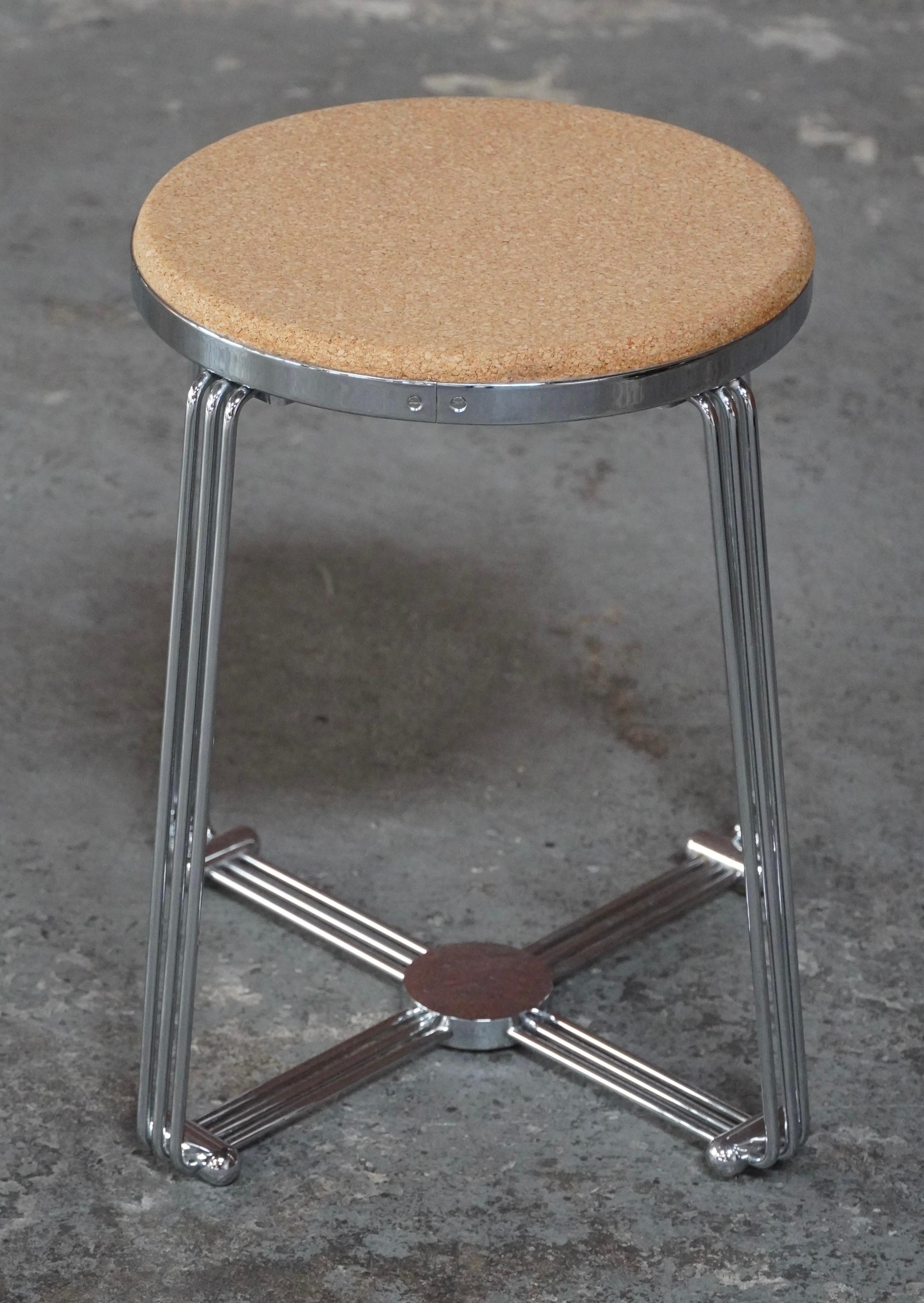 Tabouret Art Deco / Machin Age en liège, aluminium et métal chromé fabriqué par Alpax en Angleterre dans les années 1930. Le plateau en liège est en excellent état, de même que la base chromée constituée de tiges pliées maintenues par des attaches