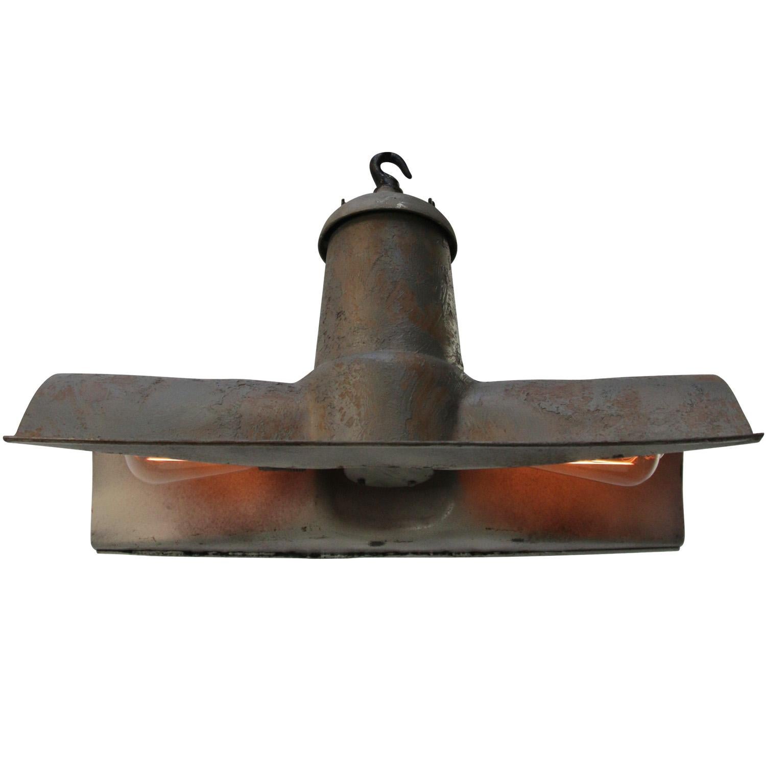 British metal industrial pendant light by Benjamin, UK In Good Condition For Sale In Amsterdam, NL