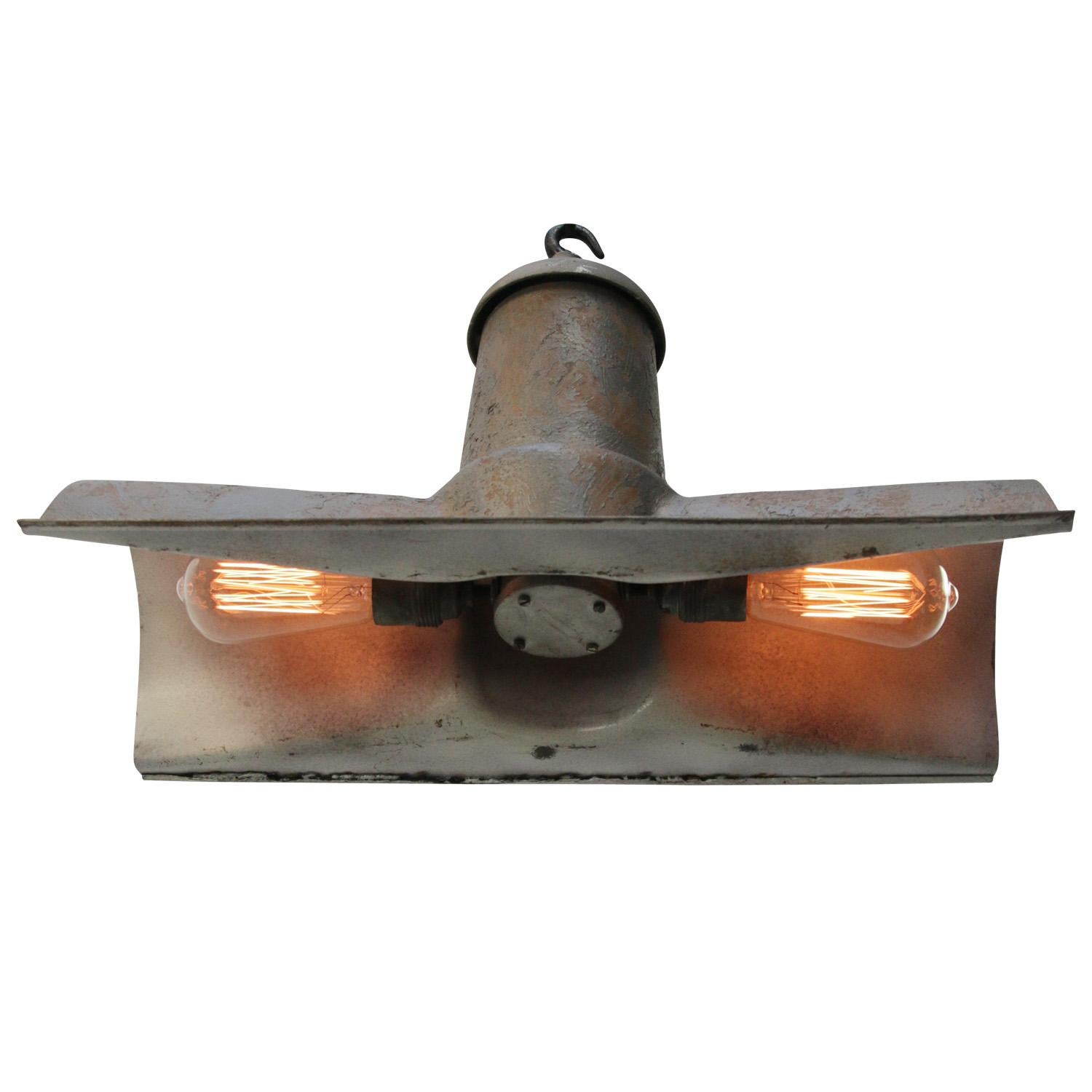 20ième siècle Lampe à suspension industrielle britannique en métal par Benjamin, Royaume-Uni en vente