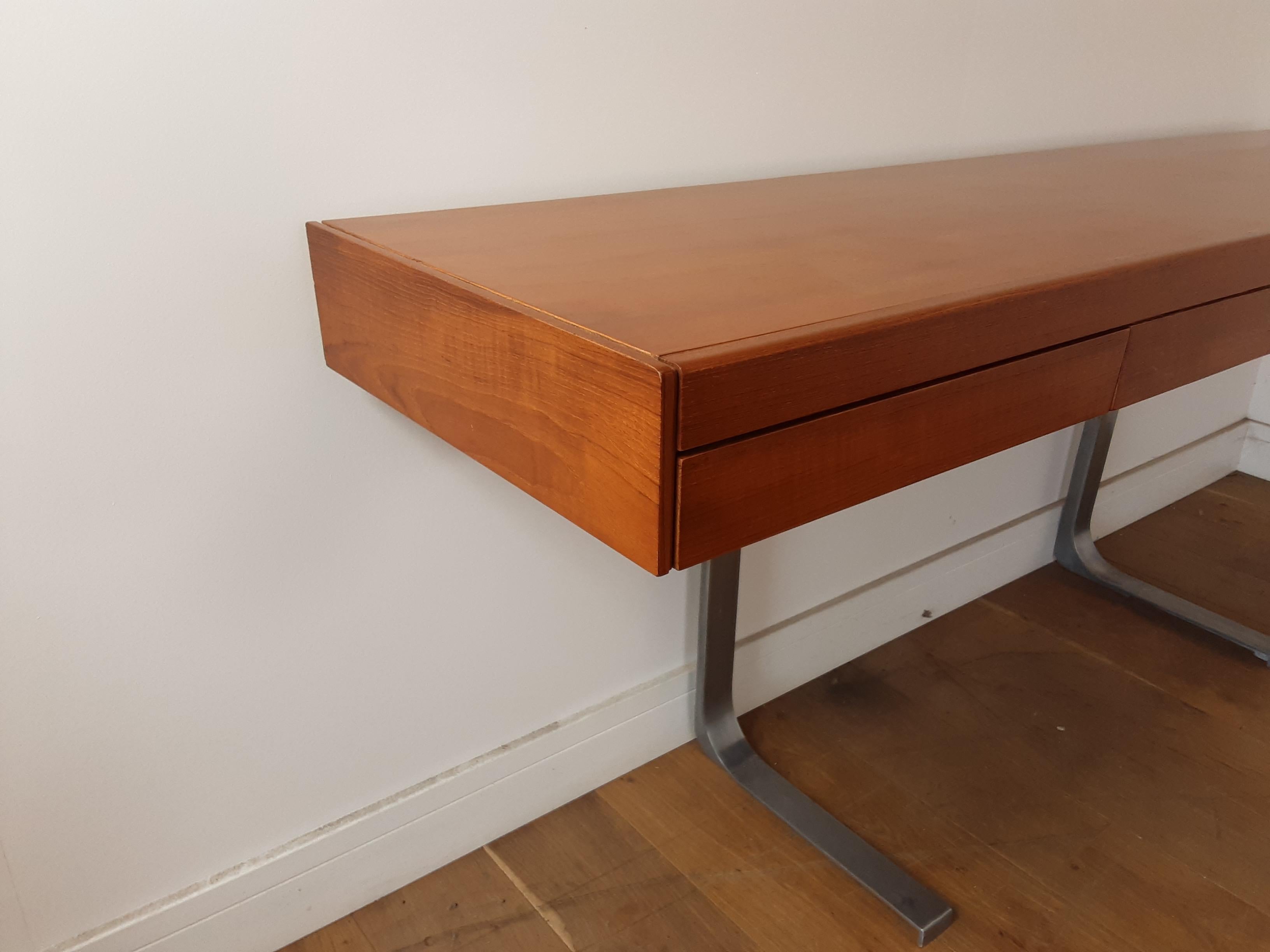 Midcentury floating desk or console
midcentury desk or console in a golden teak wood with two drawers and aluminium kangaroo legs. Designed by Robert Heritage for the planar collection for Archie Shine.
Measures: 76 cm H, 183 cm W, 46 cm