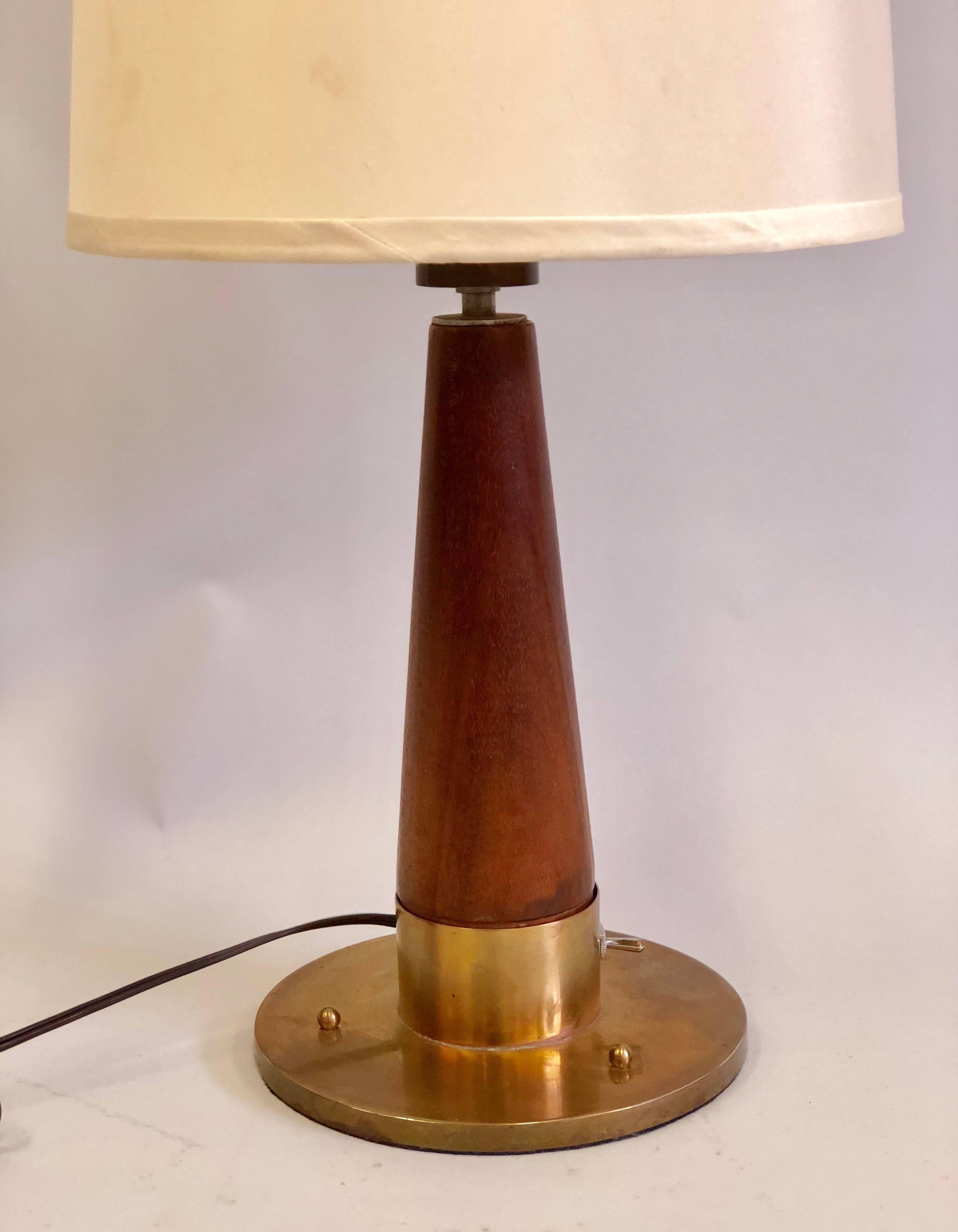 Mid-Century Modern Lampe de bureau ou de table britannique moderne en teck et laiton, de style mi-siècle moderne, 1930 en vente
