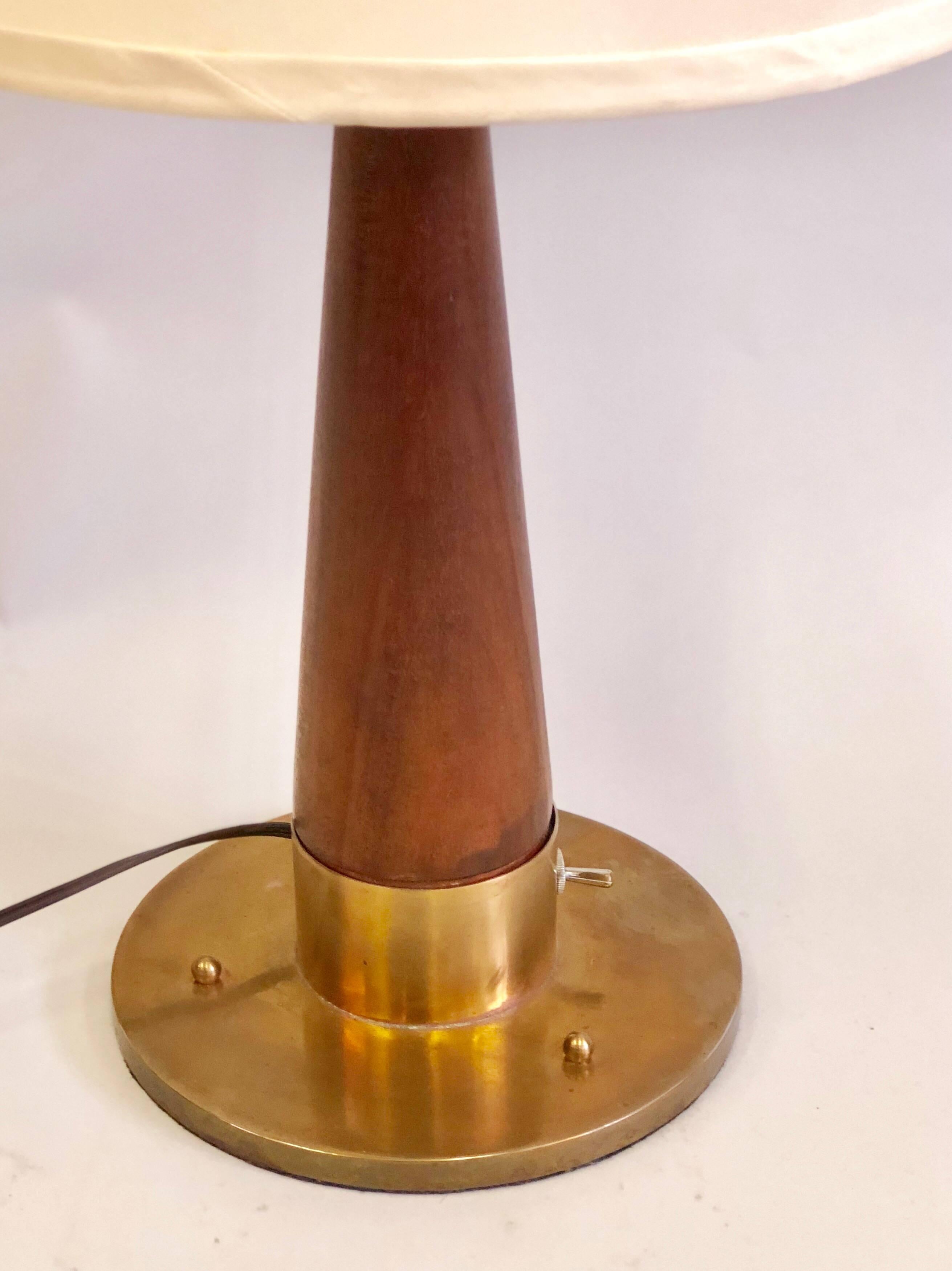 Anglais Lampe de bureau ou de table britannique moderne en teck et laiton, de style mi-siècle moderne, 1930 en vente