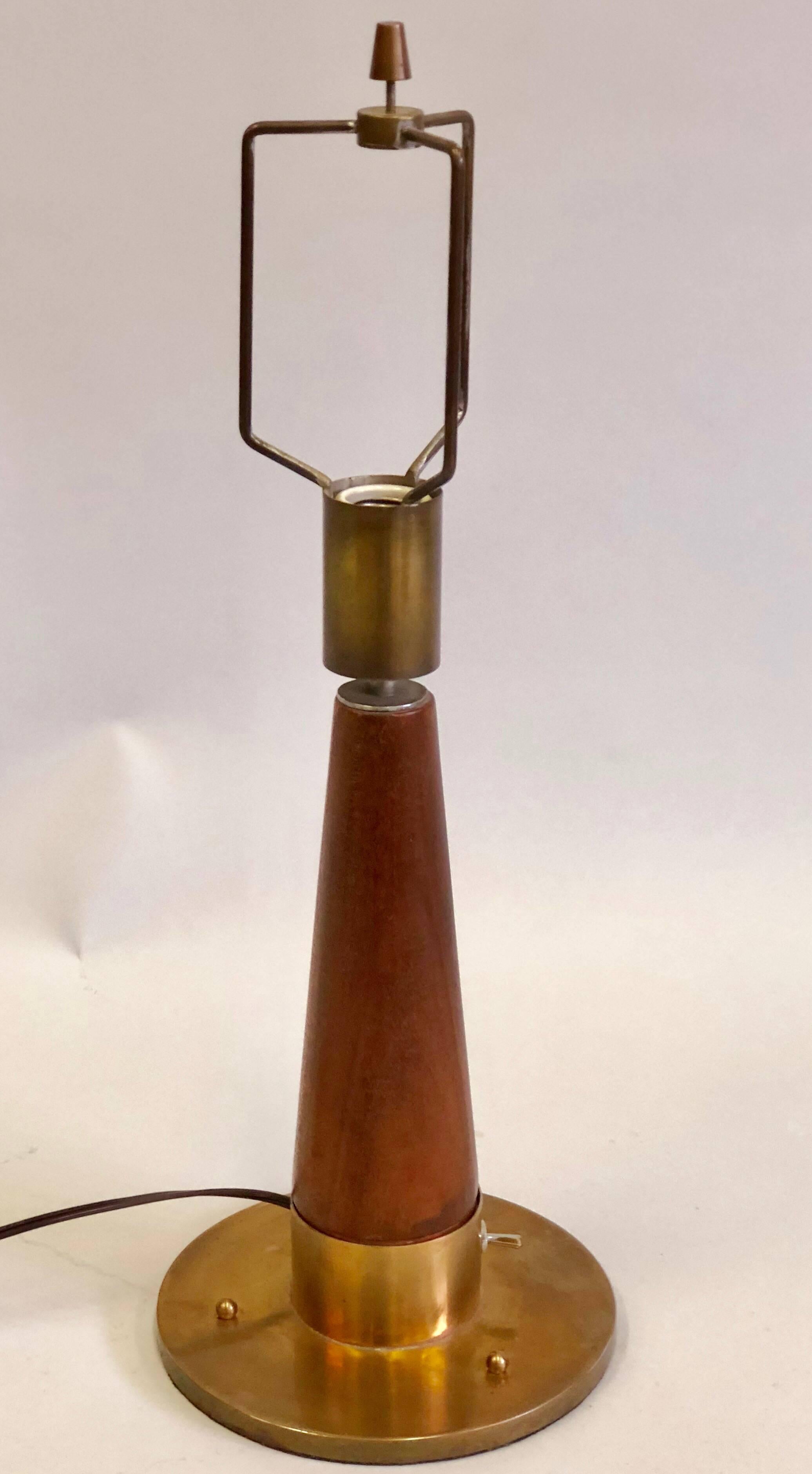 British Mid-Century Modern Teak and Brass, Marine Desk or Table Lamp, 1930 In Good Condition For Sale In New York, NY