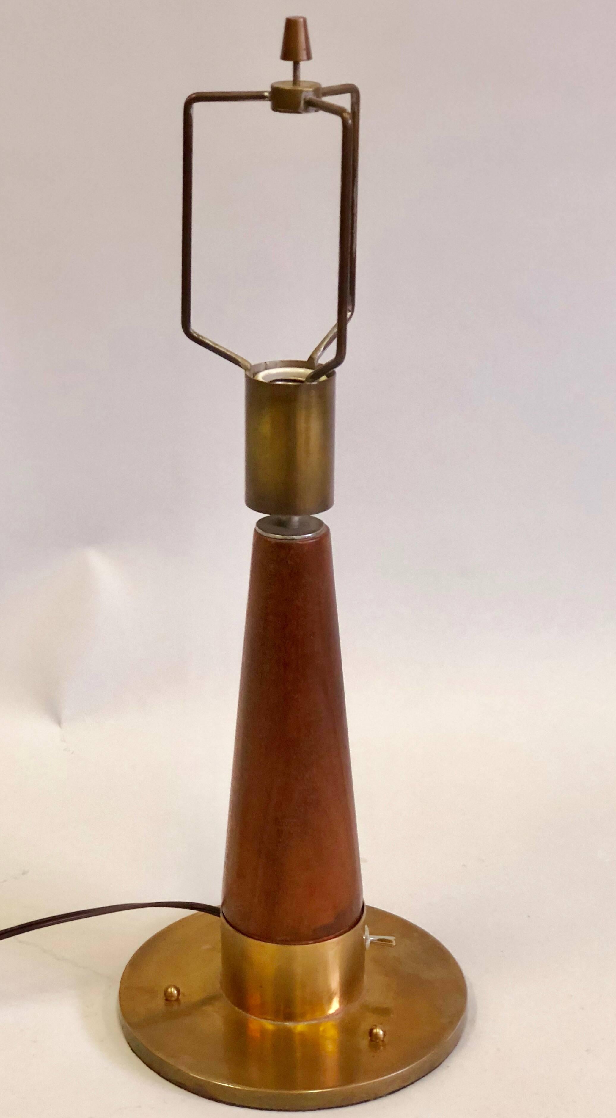 Lampe de bureau ou de table britannique moderne en teck et laiton, de style mi-siècle moderne, 1930 Bon état - En vente à New York, NY