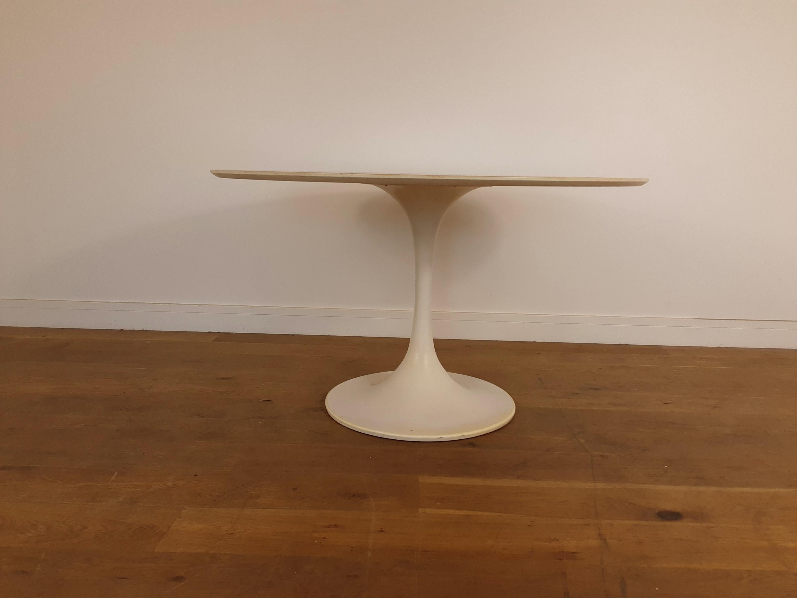 Mid-Century Modern design table.
Aluminium tulip base table with a beautiful rosewood top.
The tabletop has been professionally re polished to an original finish.
Measures: 70 cm height 120 cm diameter
British circa 1960.