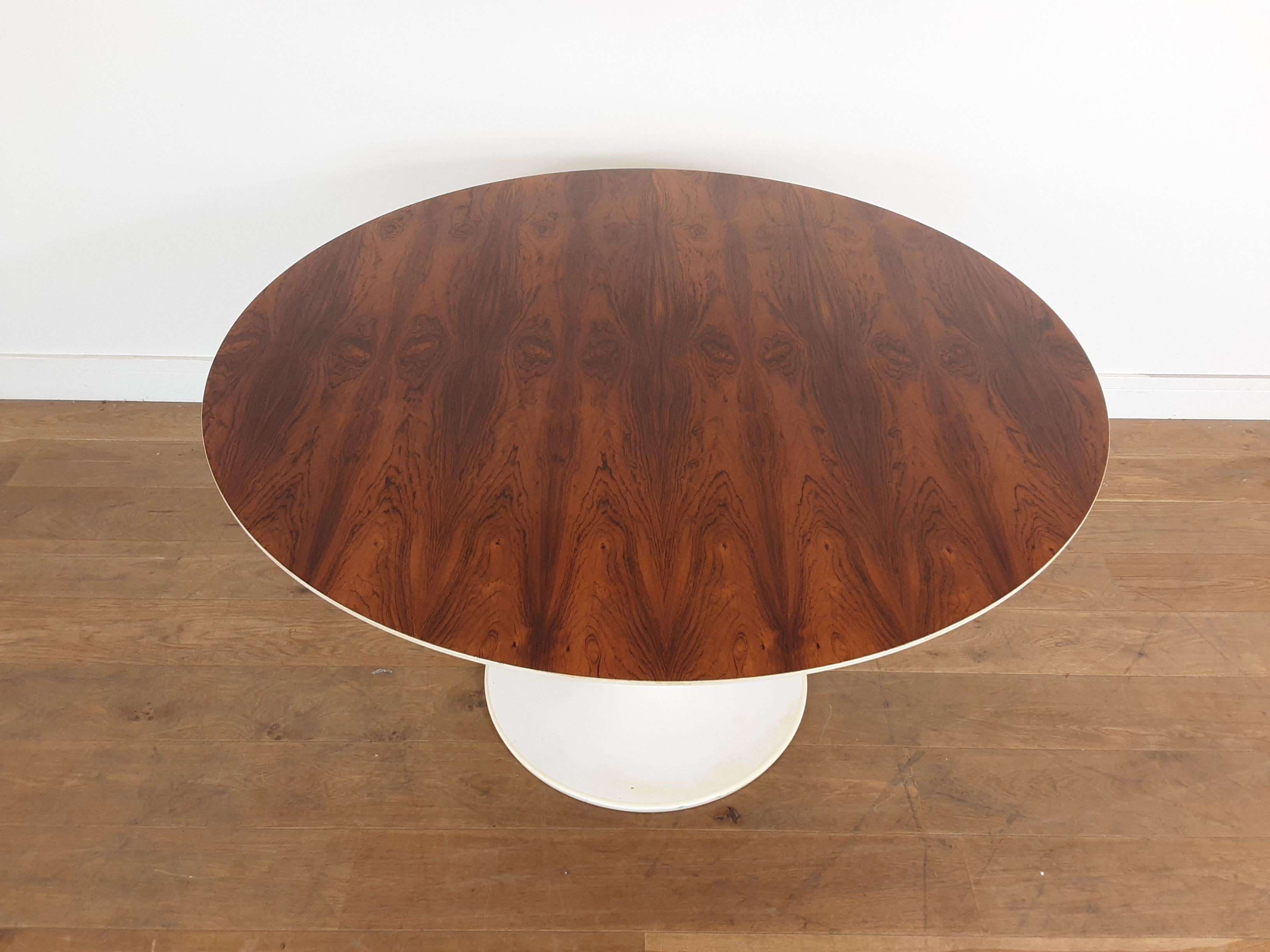 British Midcentury Rosewood Tulip Table In Good Condition For Sale In London, GB
