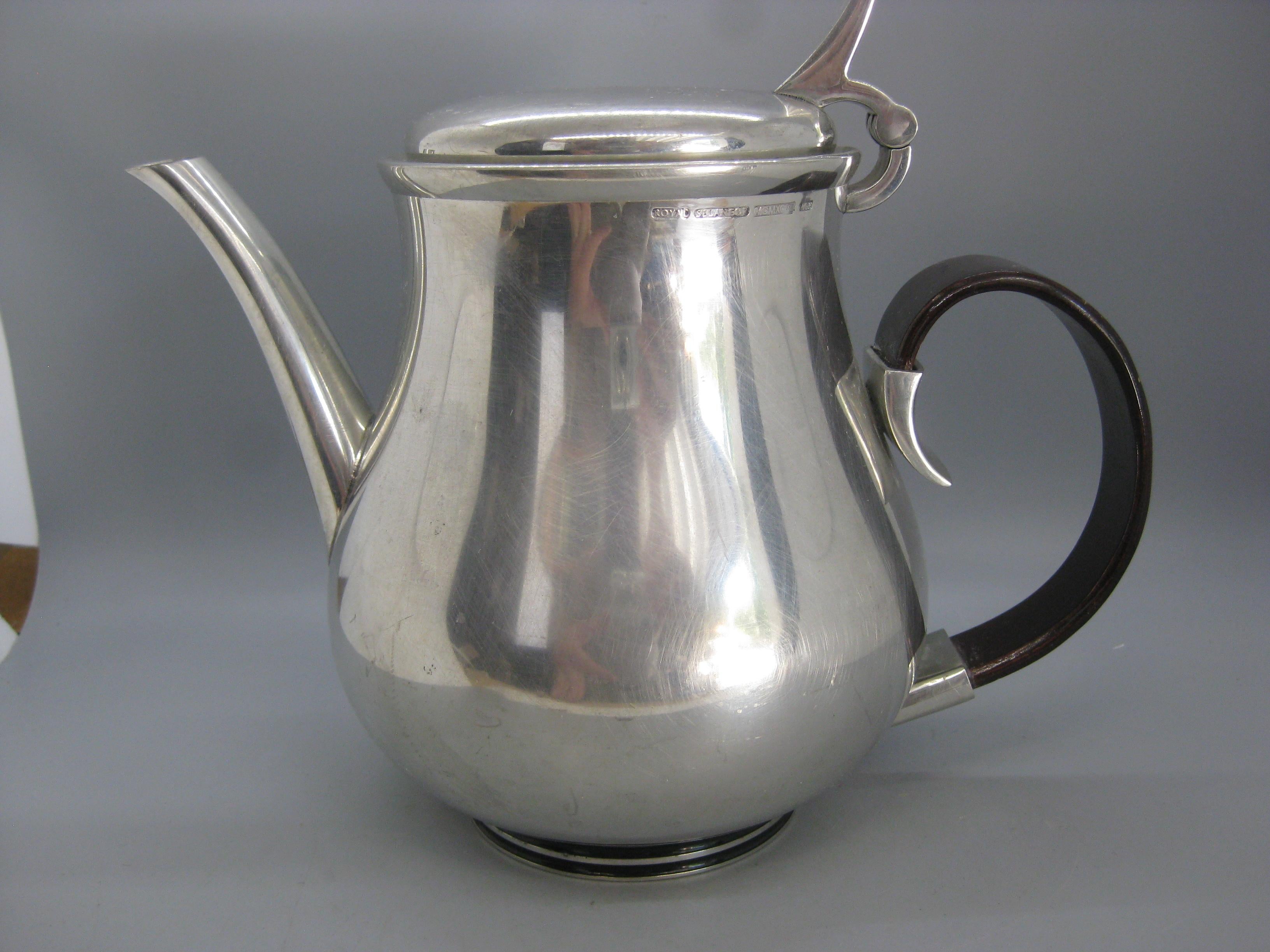 Wonderful vintage mid century designed Royal Selangor tea pot. Designed by Gerald Benney during the 1960's. This tea pot dates from the early 1990's. Wonderful form and design. Has a bent rosewood handle. The tea pot is made of solid pewter. In nice