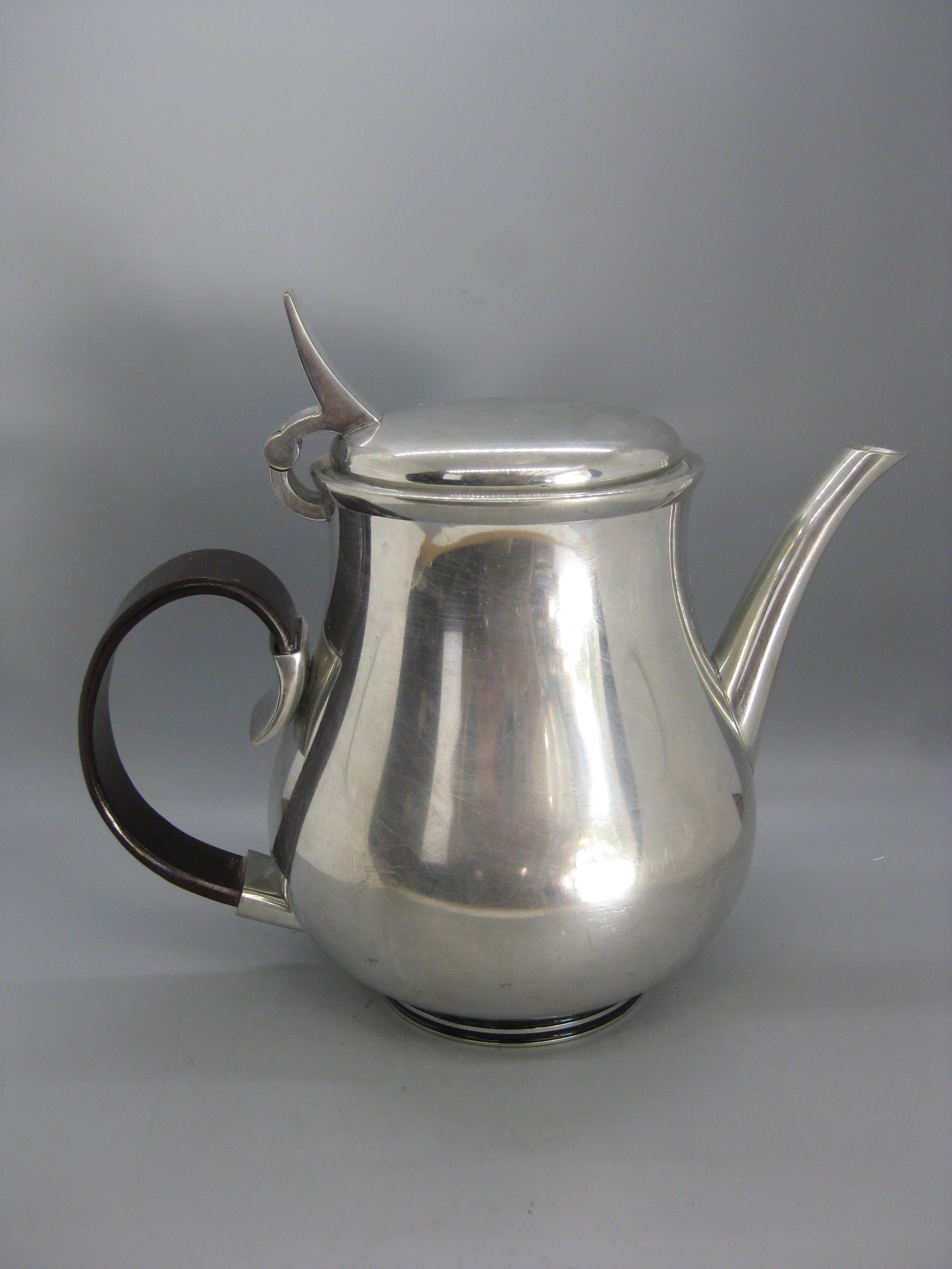 British Mid Century Royal Selangor Pewter & Rosewood Tea Pot By Gerald Benney In Good Condition For Sale In San Diego, CA