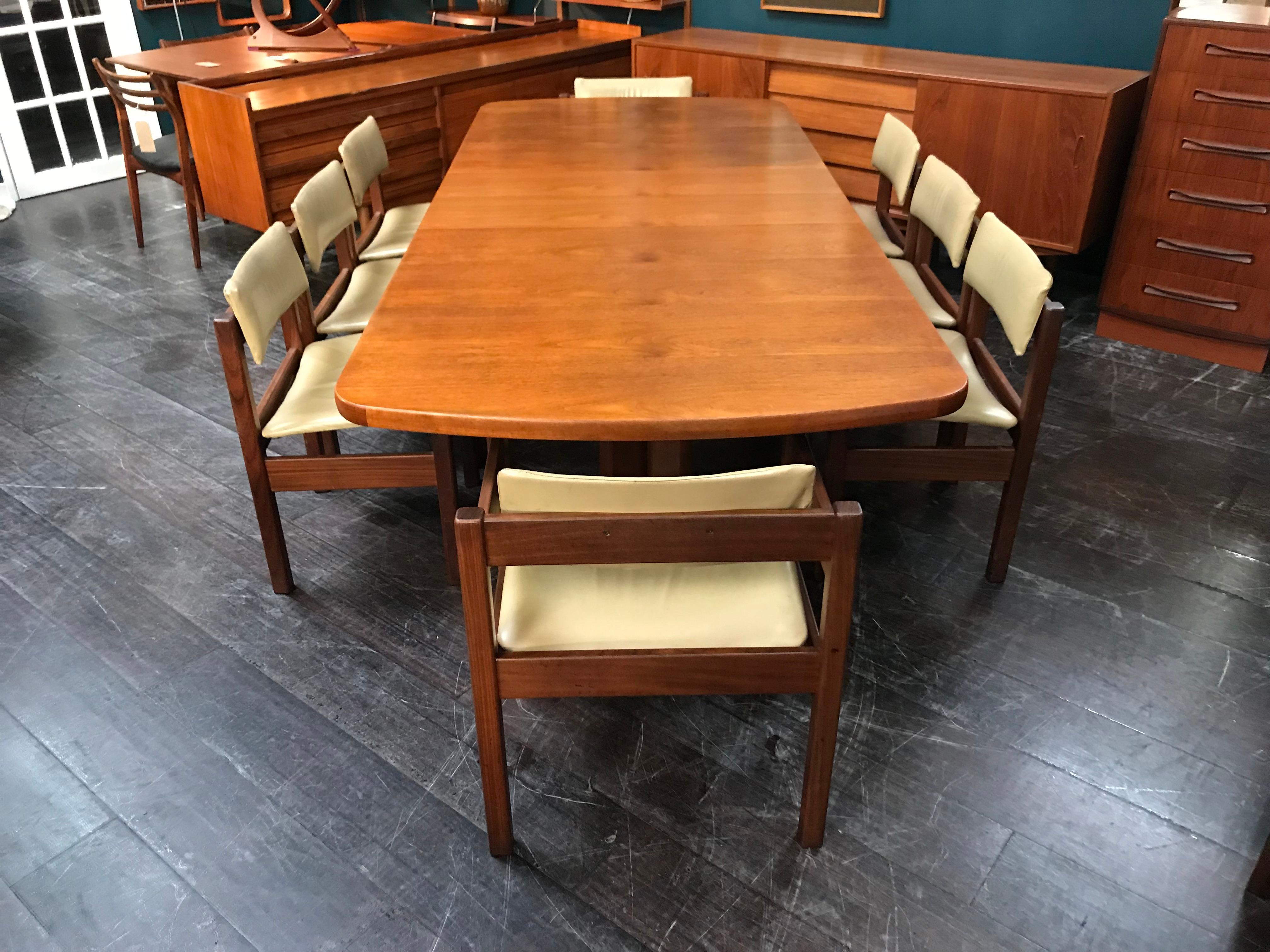 This is an outstanding teak extending dining table designed by Martin Hall for Gordon Russell Ltd of Broadway. When more space is required for additional diners, the table can be easily extended by the addition of an extra leaf. There are 8-super